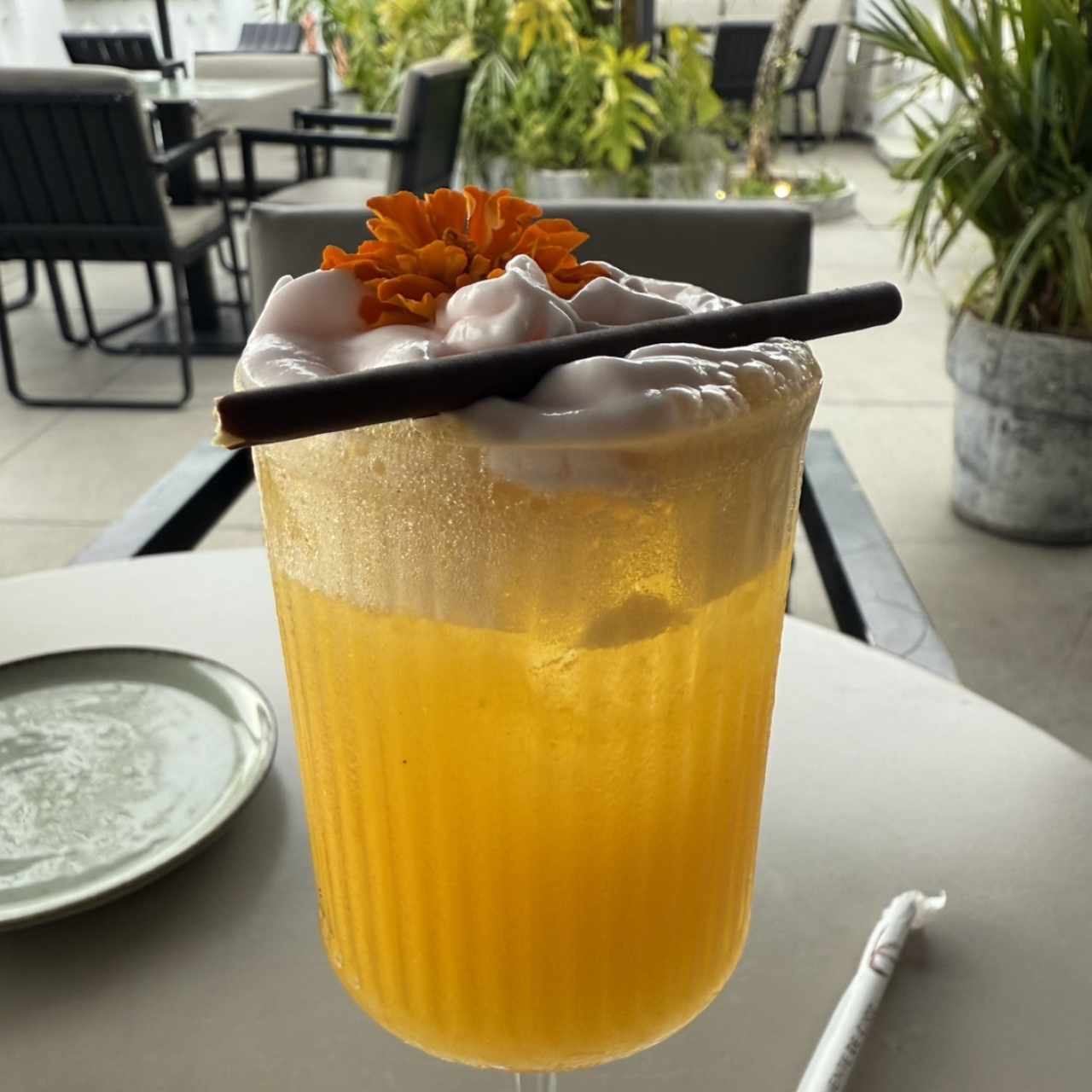 Les pedí un mocktail y resolvieron con este jugo de maravuya delicioso. 