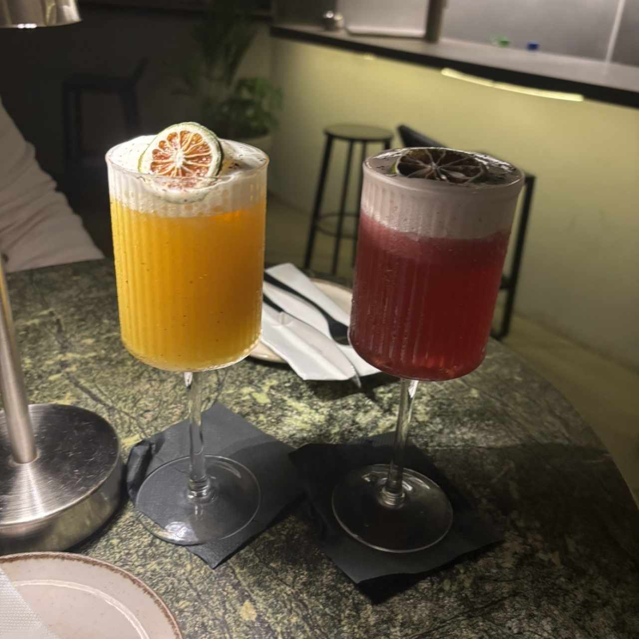 Cocteles sin alcohol de maracuya y frutos rojos 
