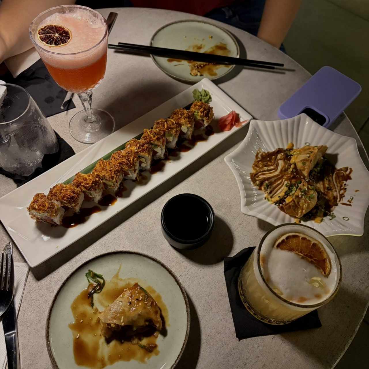 Gyozas al pastor, gyozas mexicana, Crispy Tuna Roll, Whisky Sour, Menos Uno
