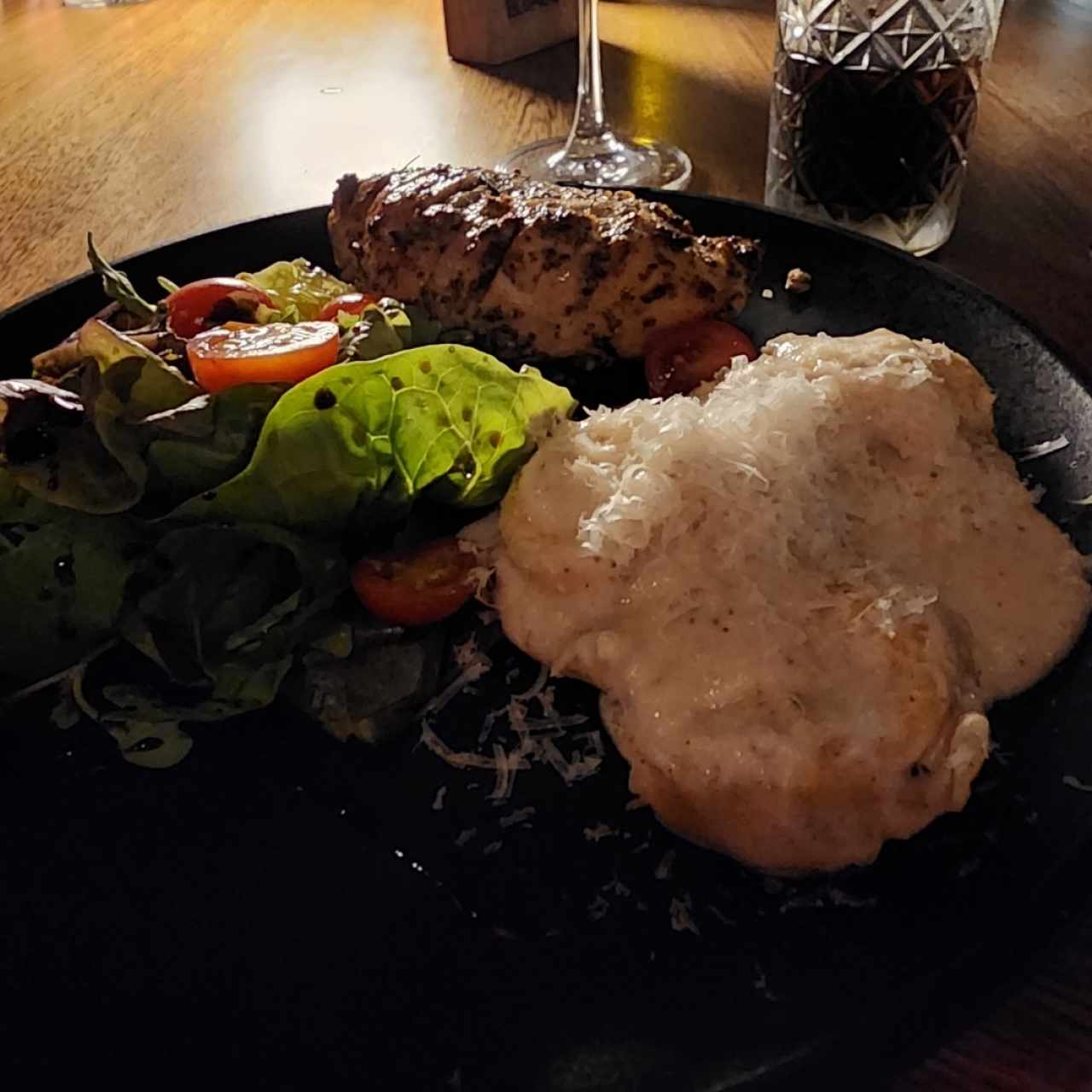 Misti con ensalada de tomates cherrys con degradación balsamica, raviolis en salsa alfredo con parmesano y pollo en oregano