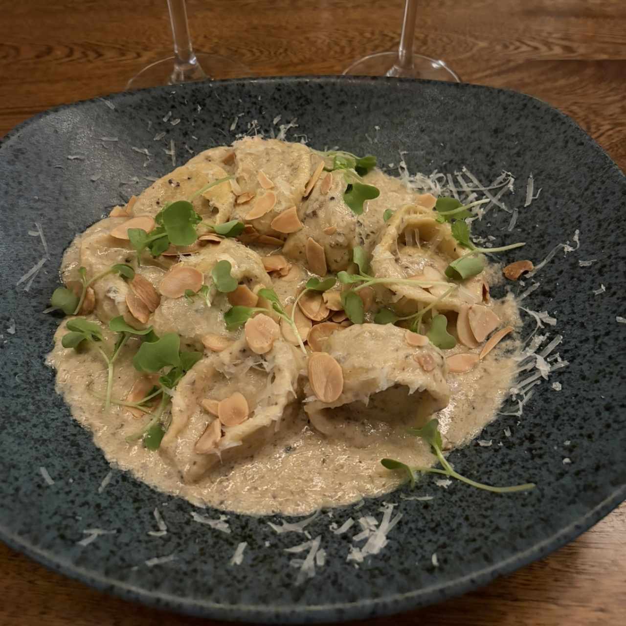 Pasta rellena en salsa trufada