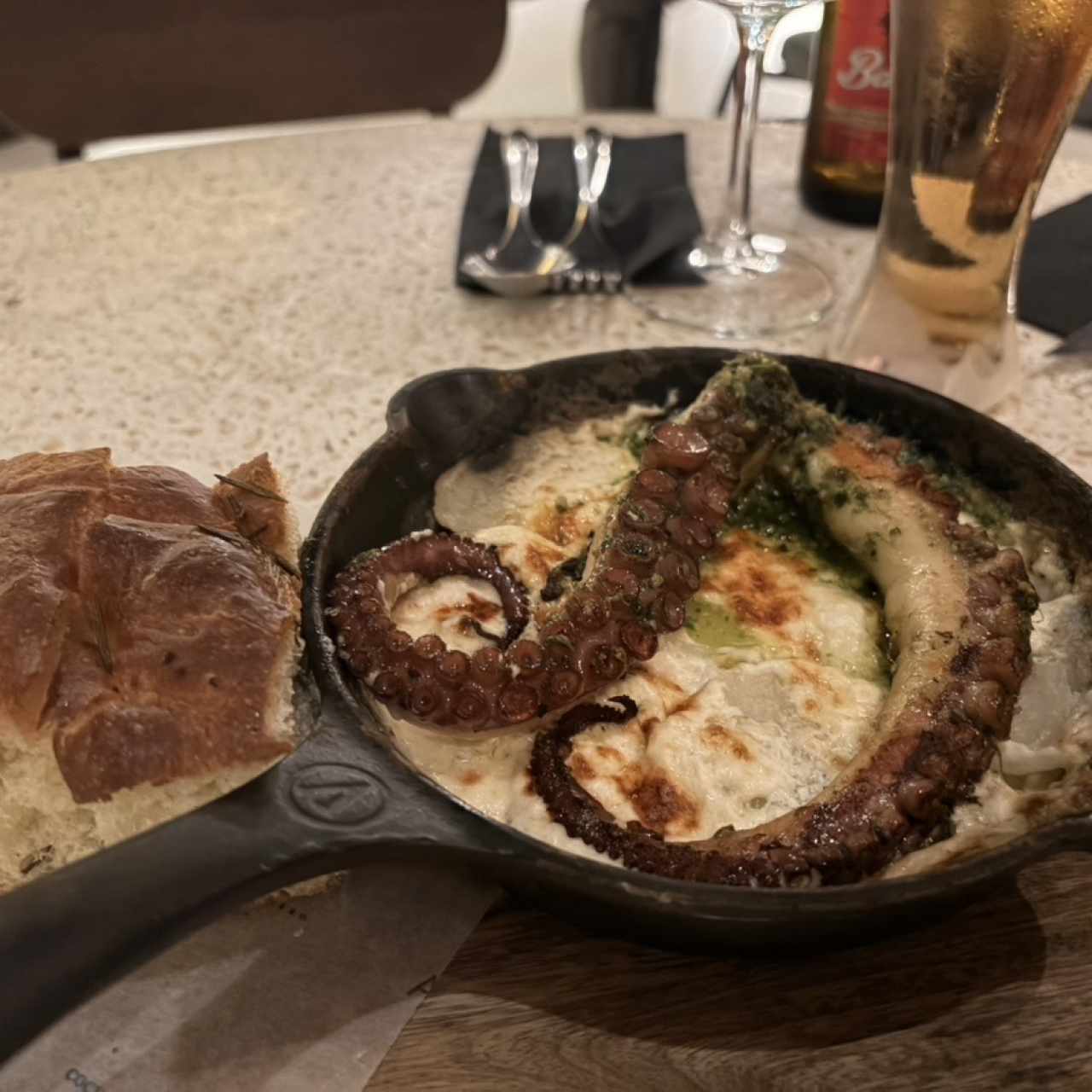 Pulpo es salsa pesto 