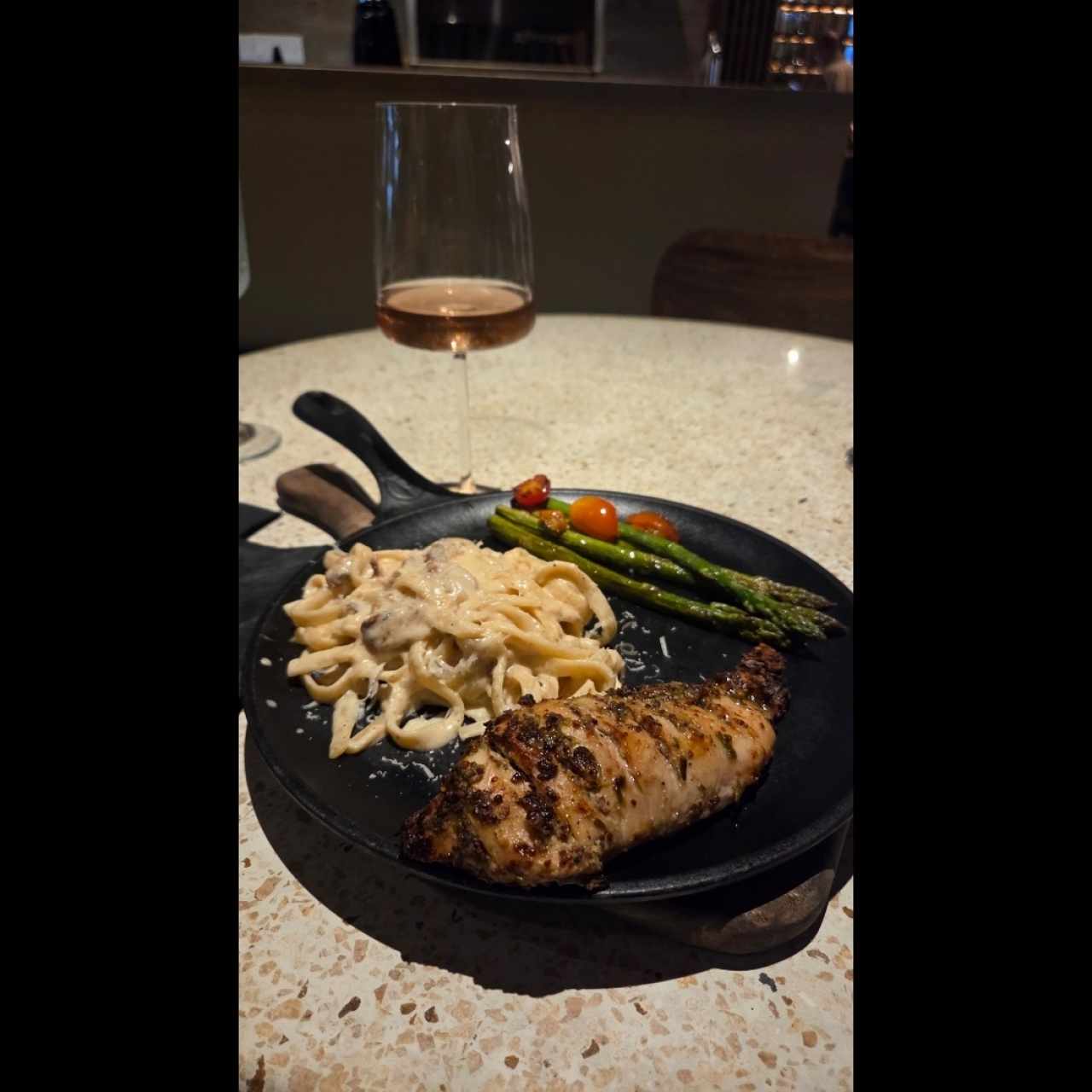 Fettuccine al hongo con pollo. 