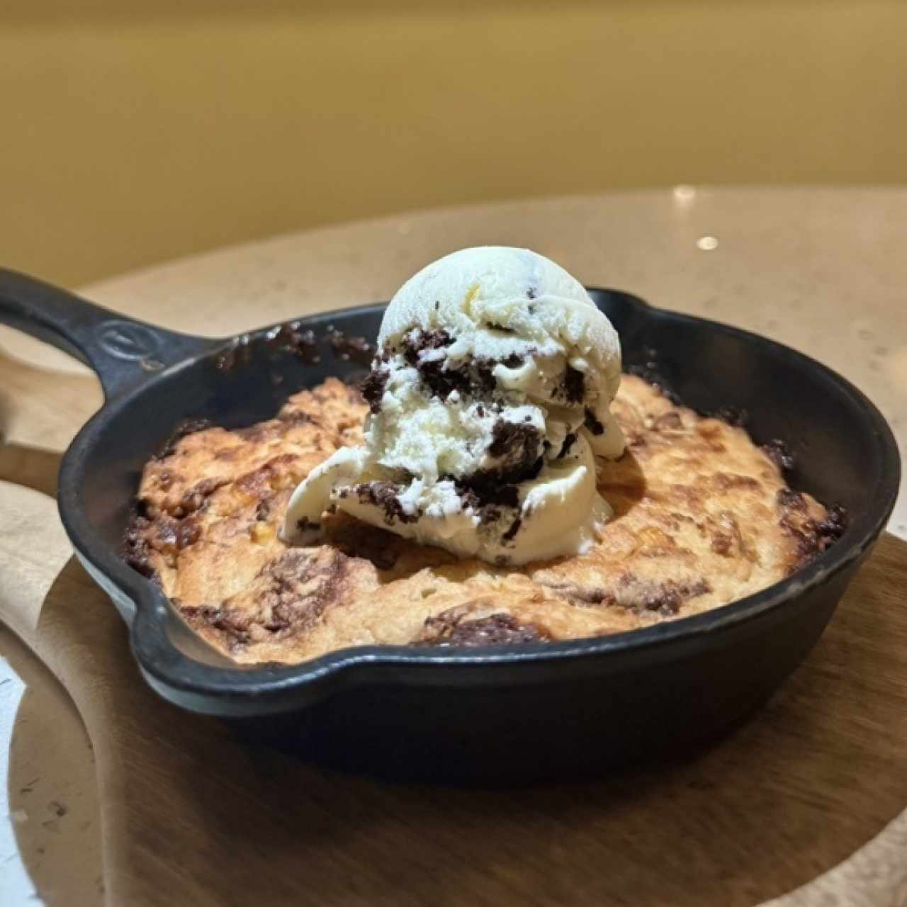 Galleta de chocolate chips con helado