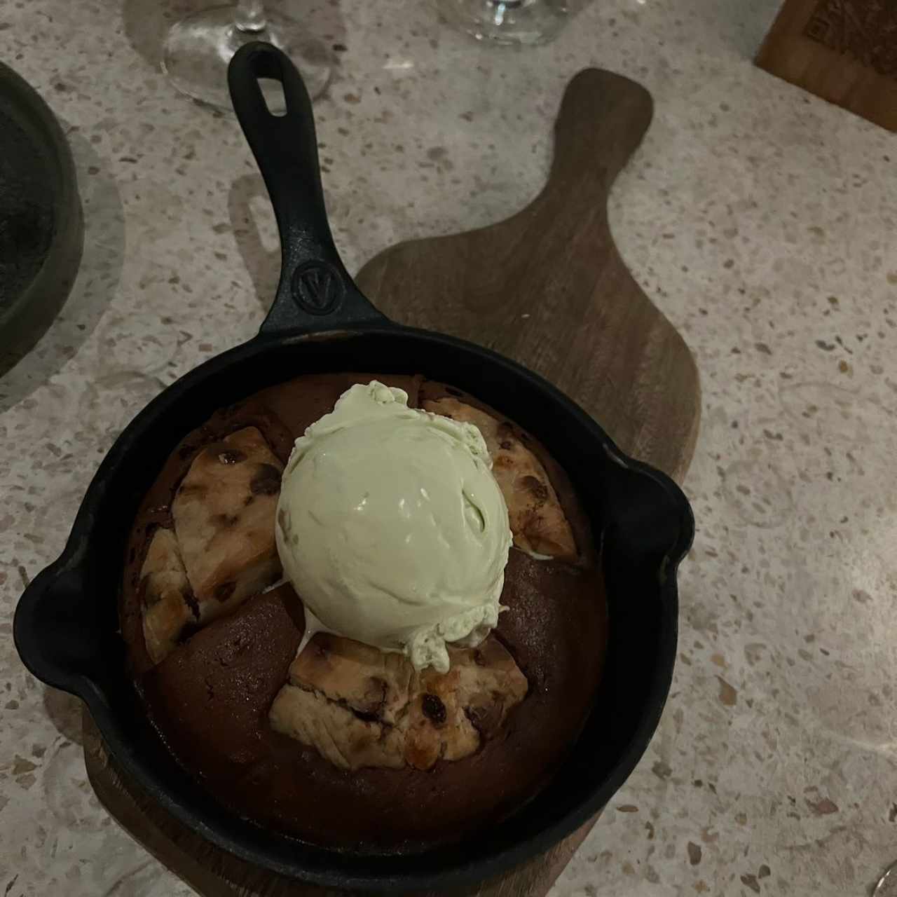 Galleta, brownie y helado de pistacho