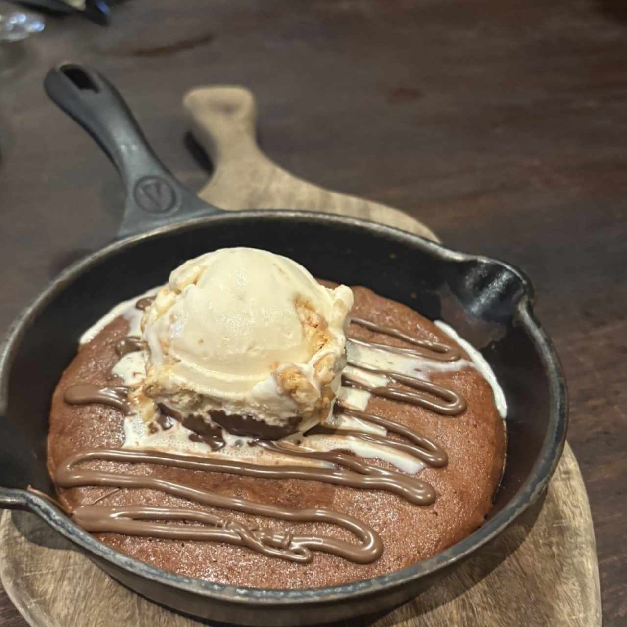 Brownie recien salido del horno con helado