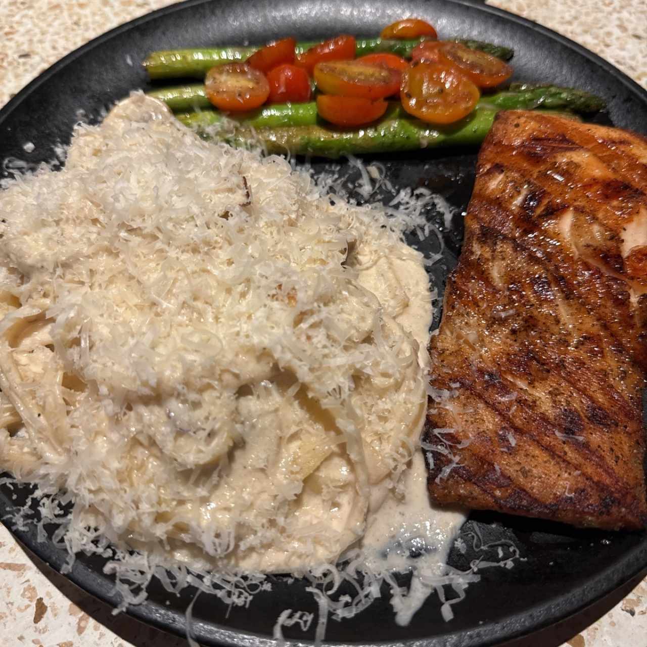 Misti - Salmón cón Fettucine y Vegetales 