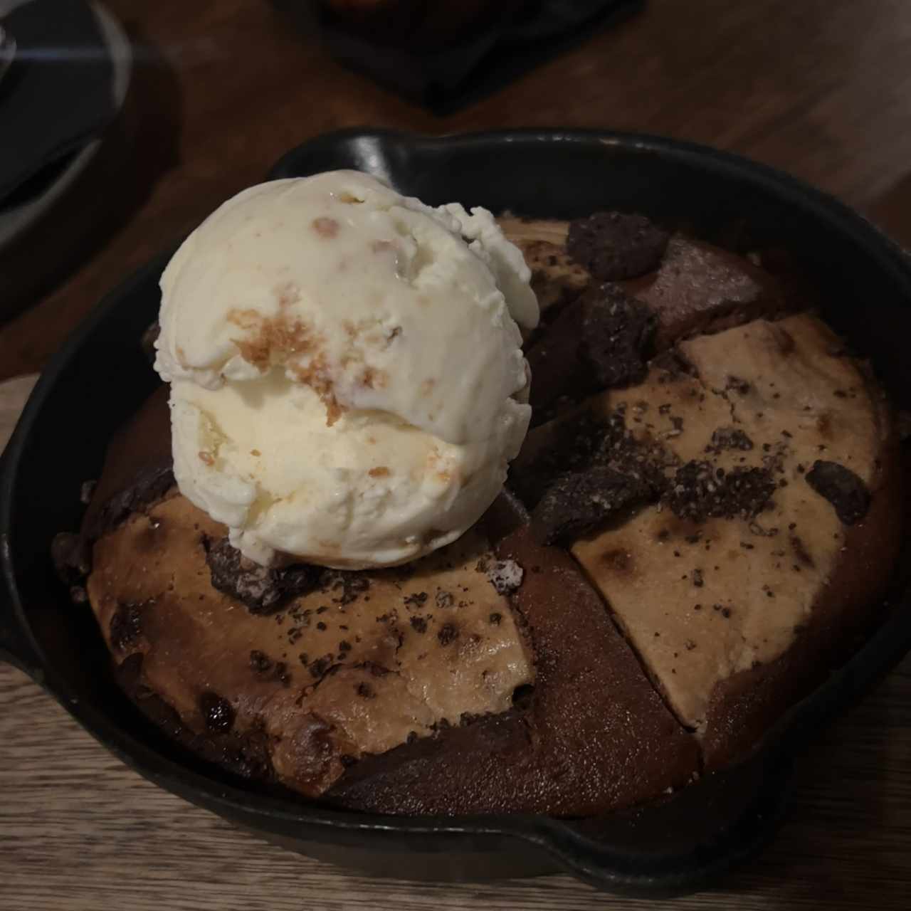 Postre galleta brownie con helado