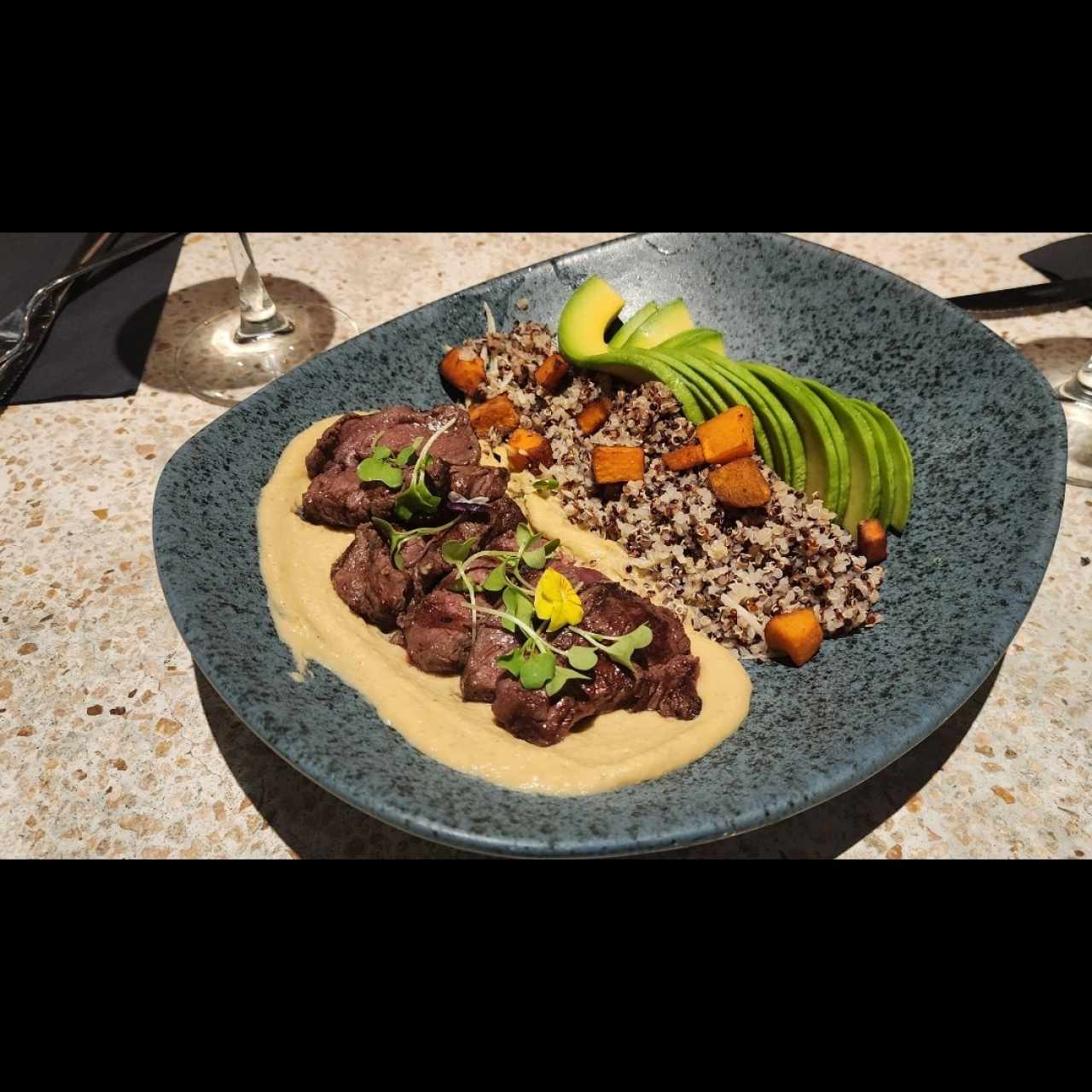 short rib quino y aguacate