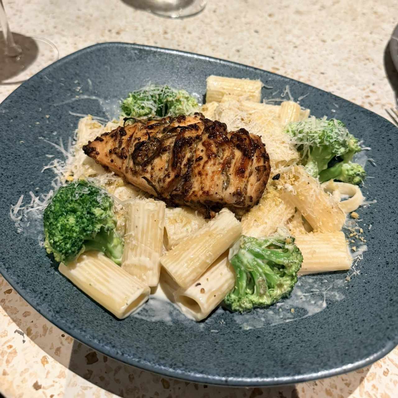 pasta 4 quesos con pollo y brocoli 