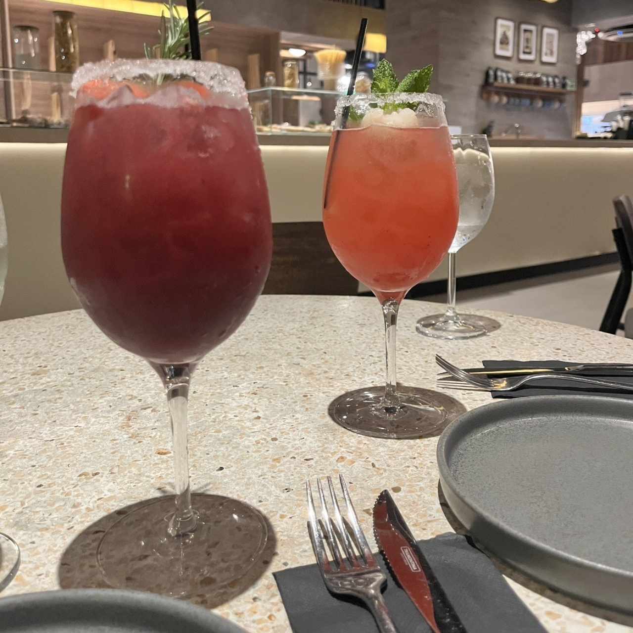MOCKTAILS frutos rojos-  fresa y lychee