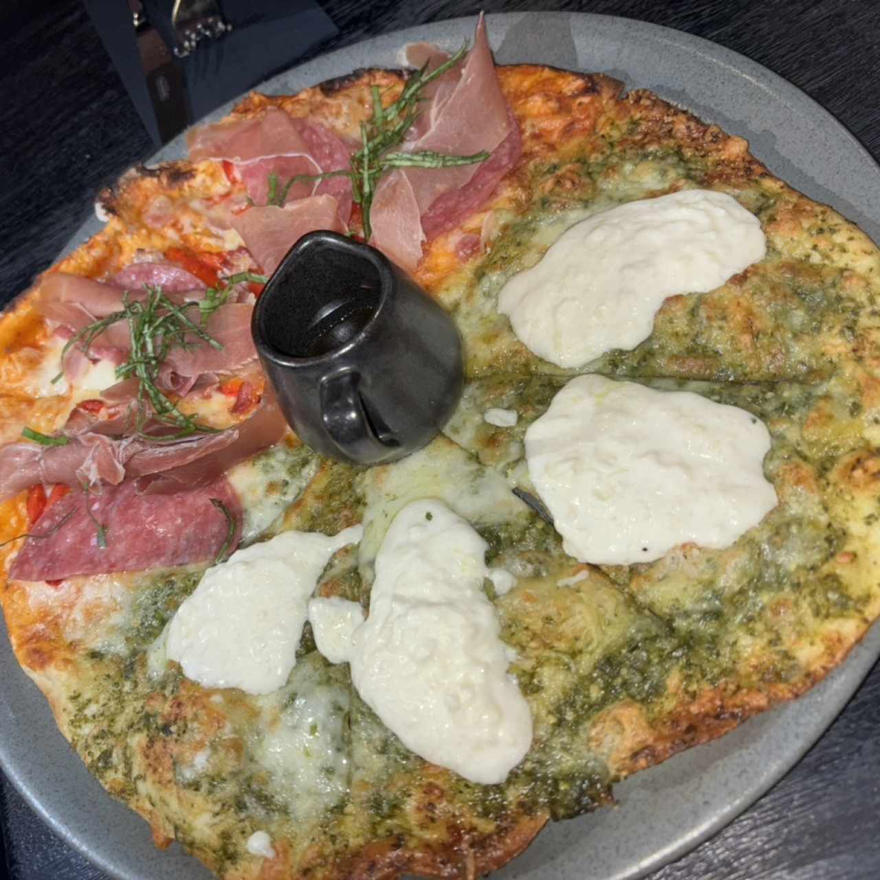 Pizza mitad trufada y mitad dulce