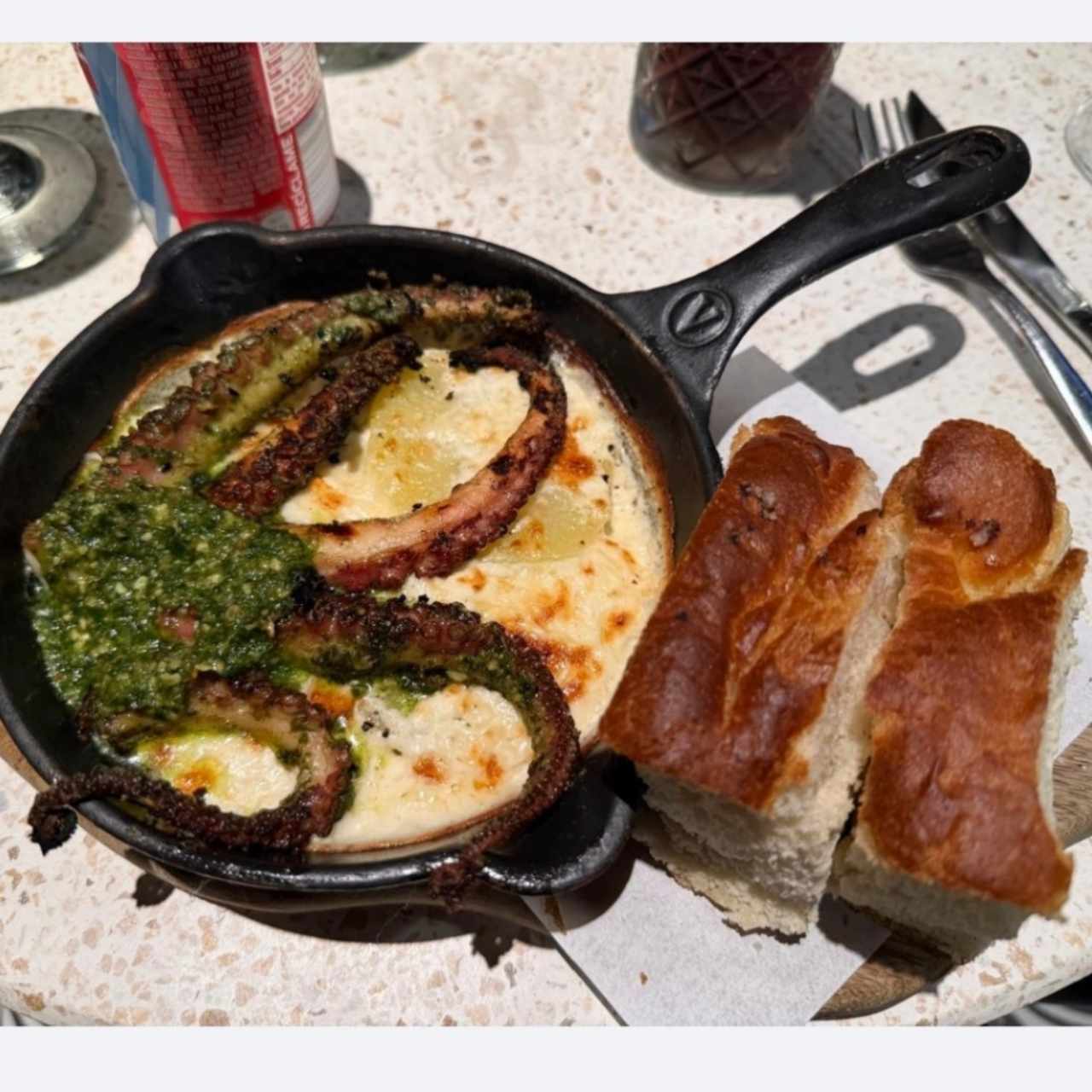Entrada - Pulpo con pesto sobre una cama de papa y queso con pan de romero 