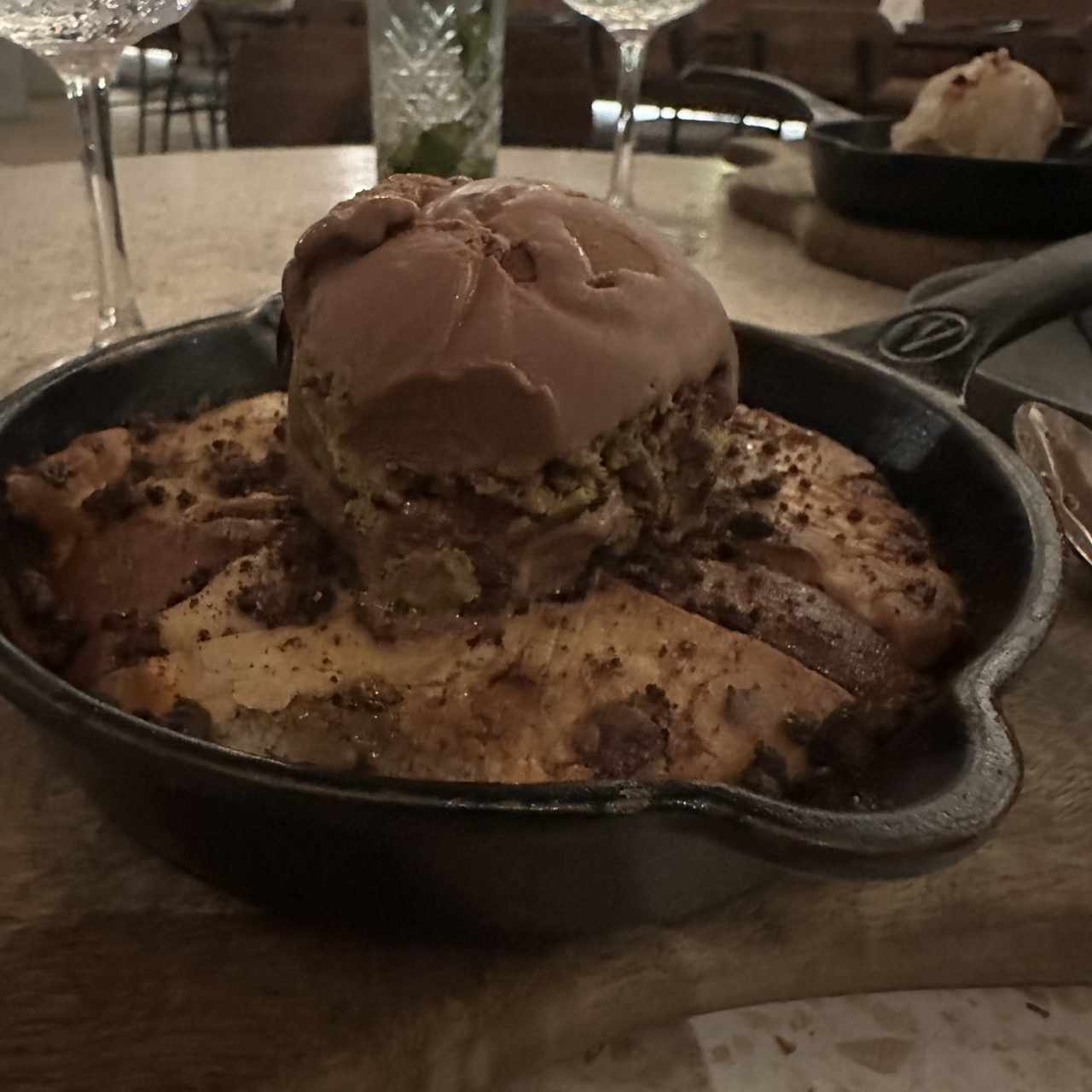 Brownie de galleta con helado de chocolate Dubai