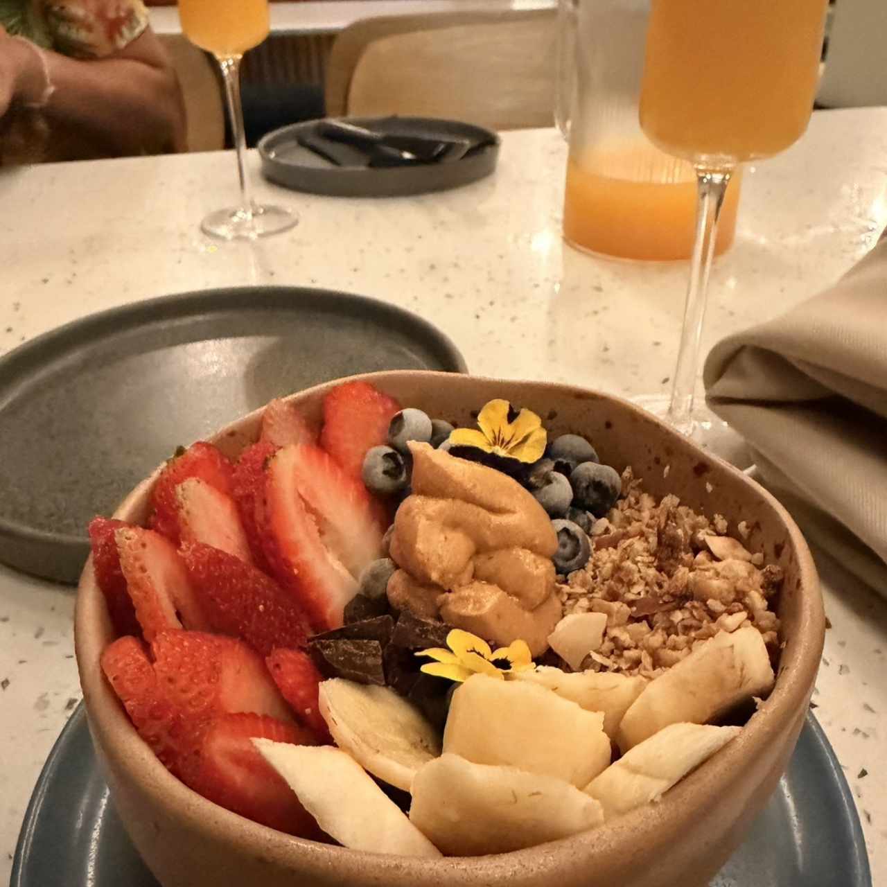 Bowl de acai y mimosas 