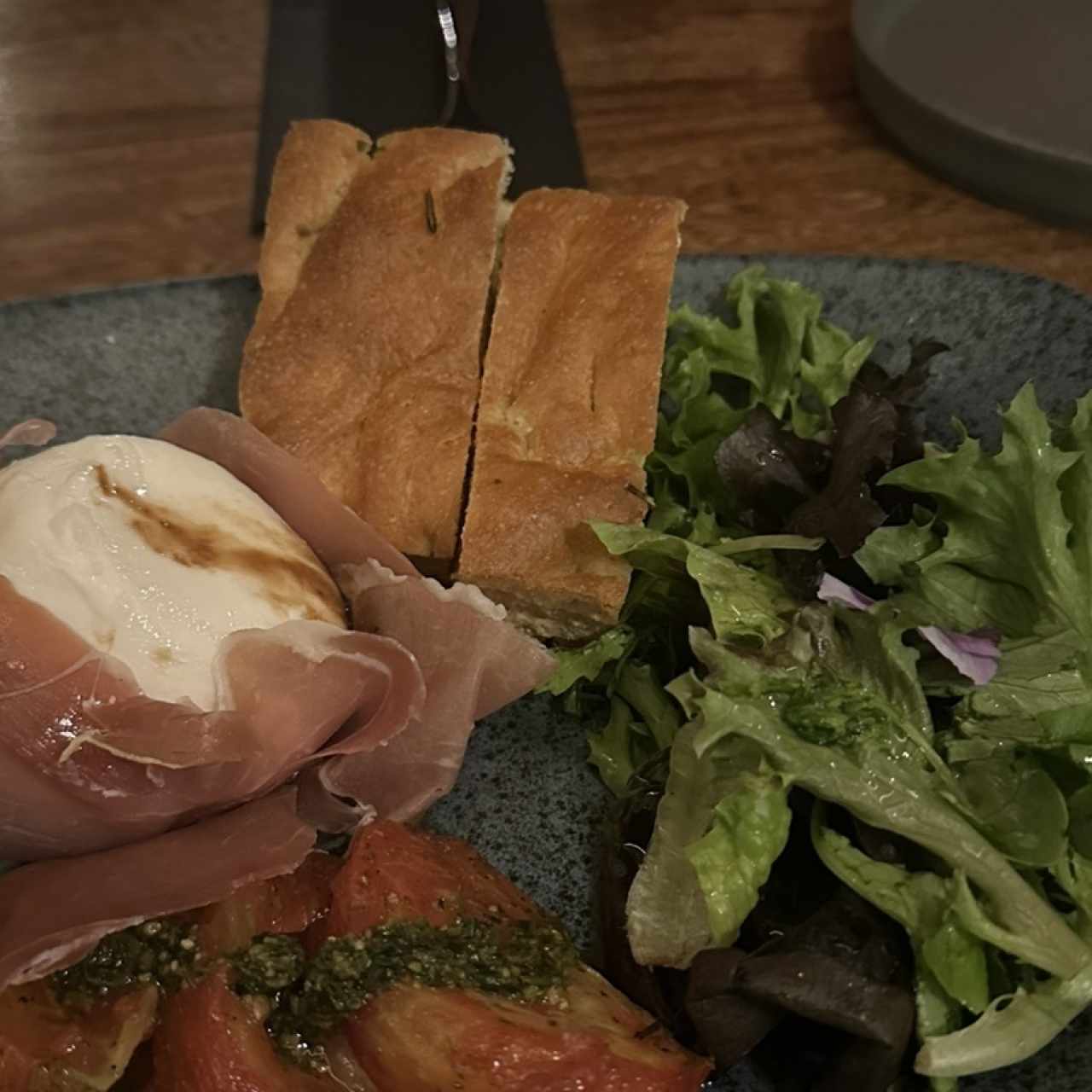 ENTRADAS - BURRATA PROSCIUTTO