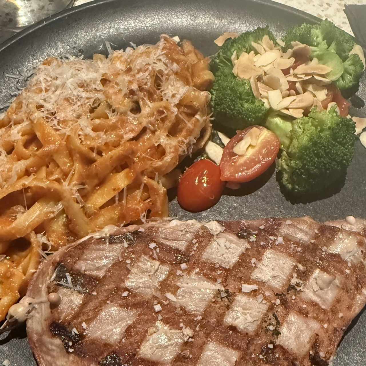 Atun con pasta y guarnicion