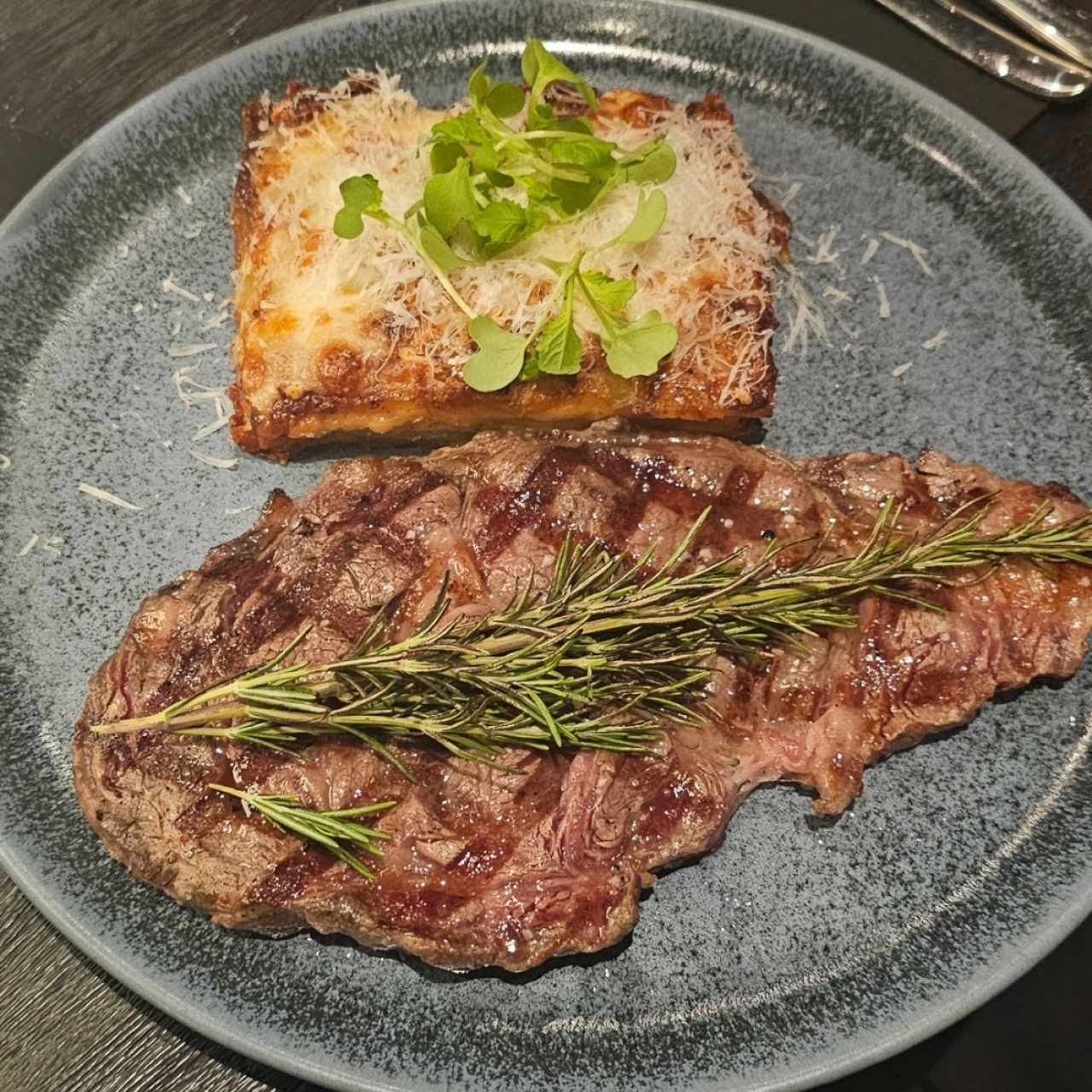 Corte Rib Eye con mil hojas de papa