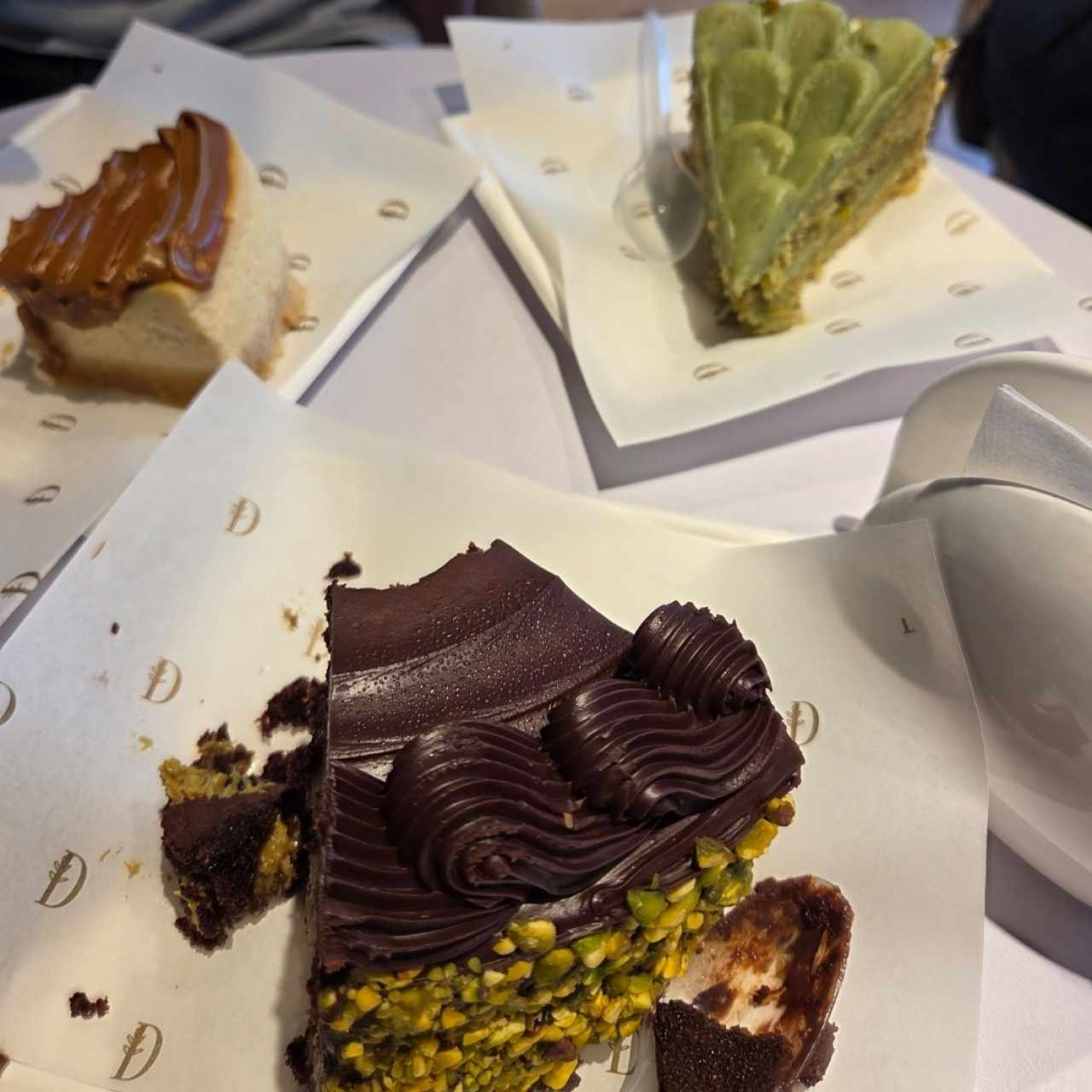 cheesecake, torta chocolate con pistachio y torta de pistachio 