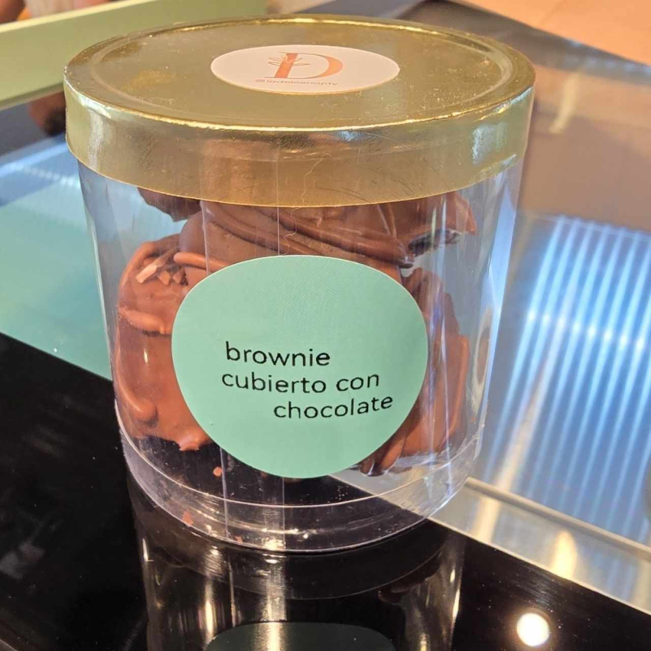Brownie cubierto con chocolate