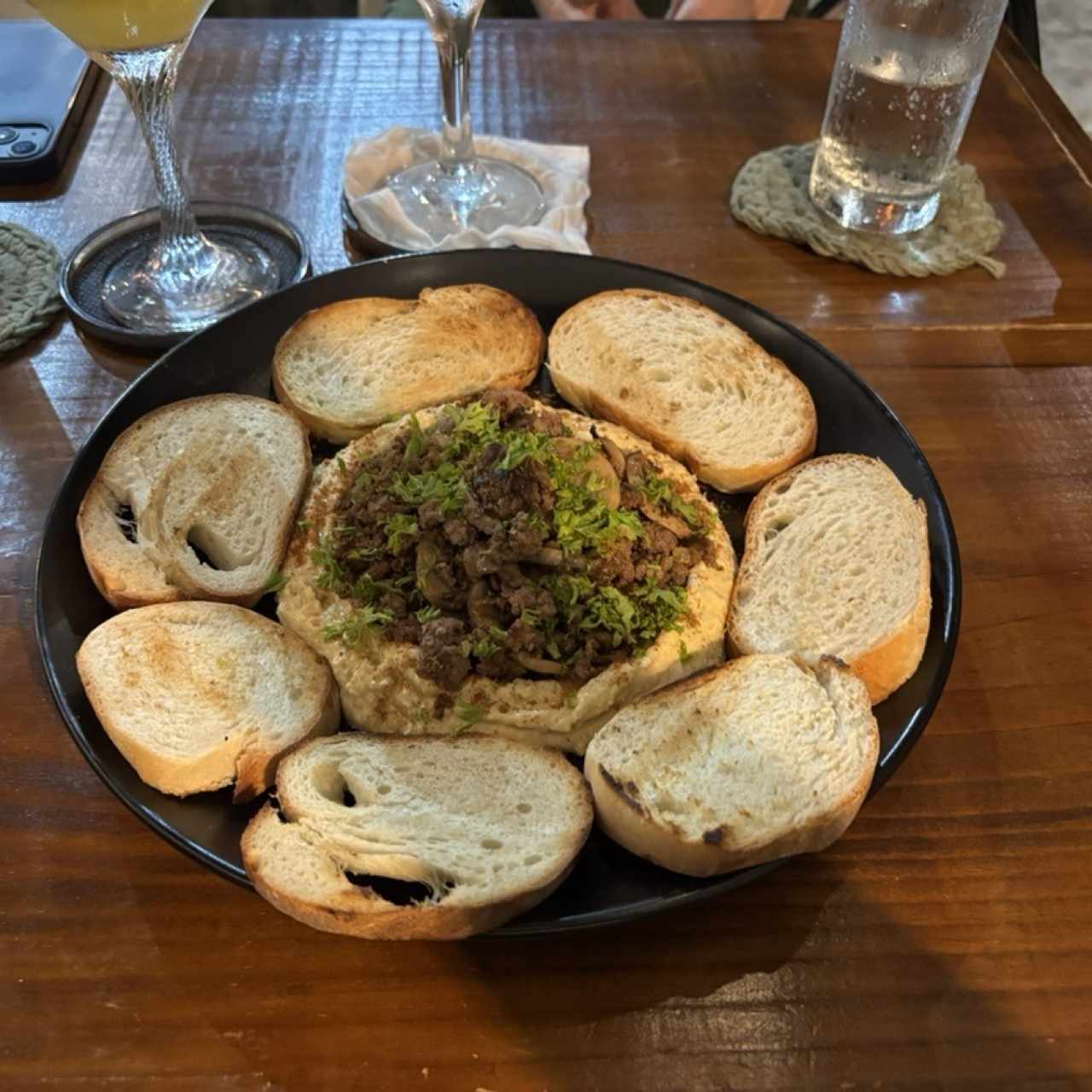 Hummus con carne y hongos