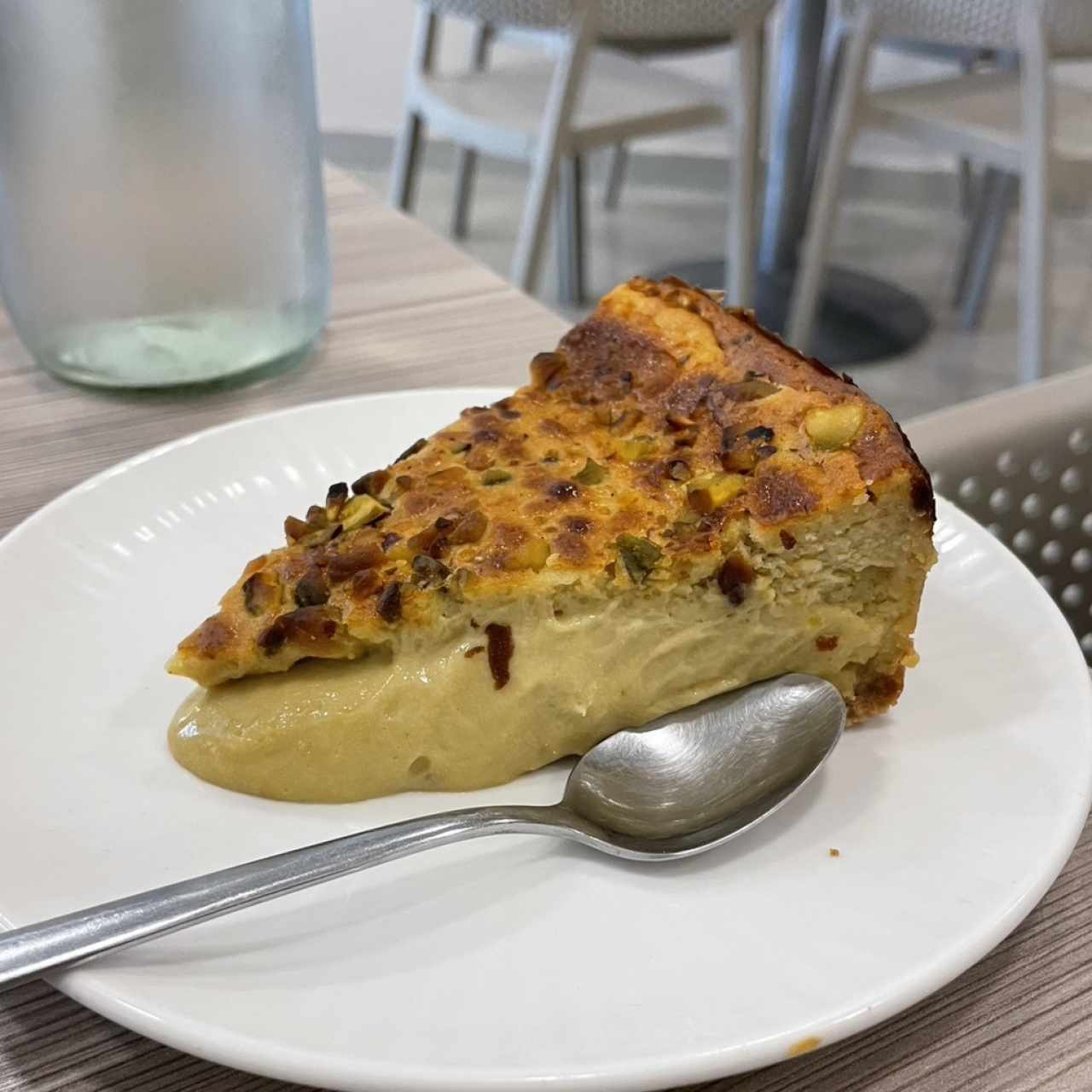Porción de tarta vasca de pistacho