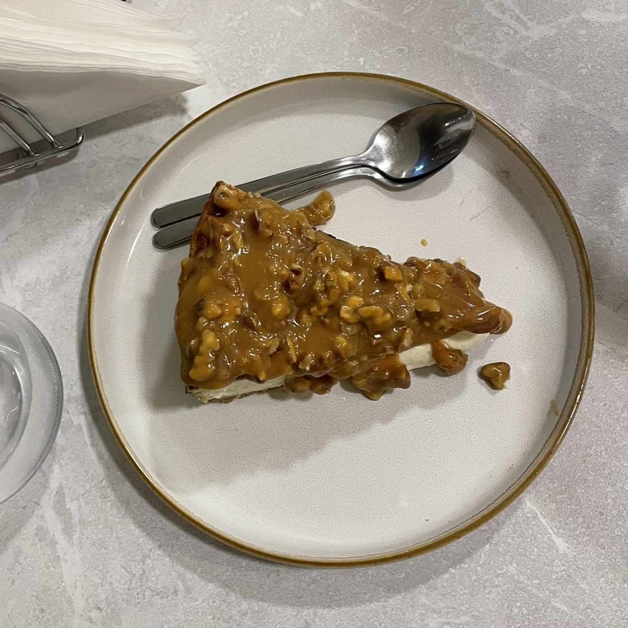 Porción tartá clásica con topping de caramelo salado y pecanas