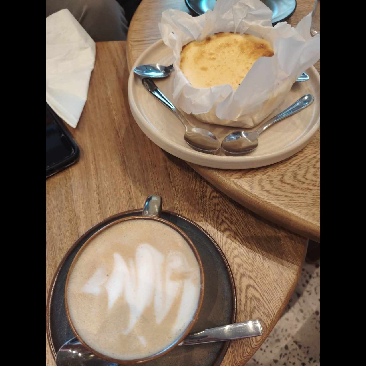 Tarta vasca clásica pequeña y café 