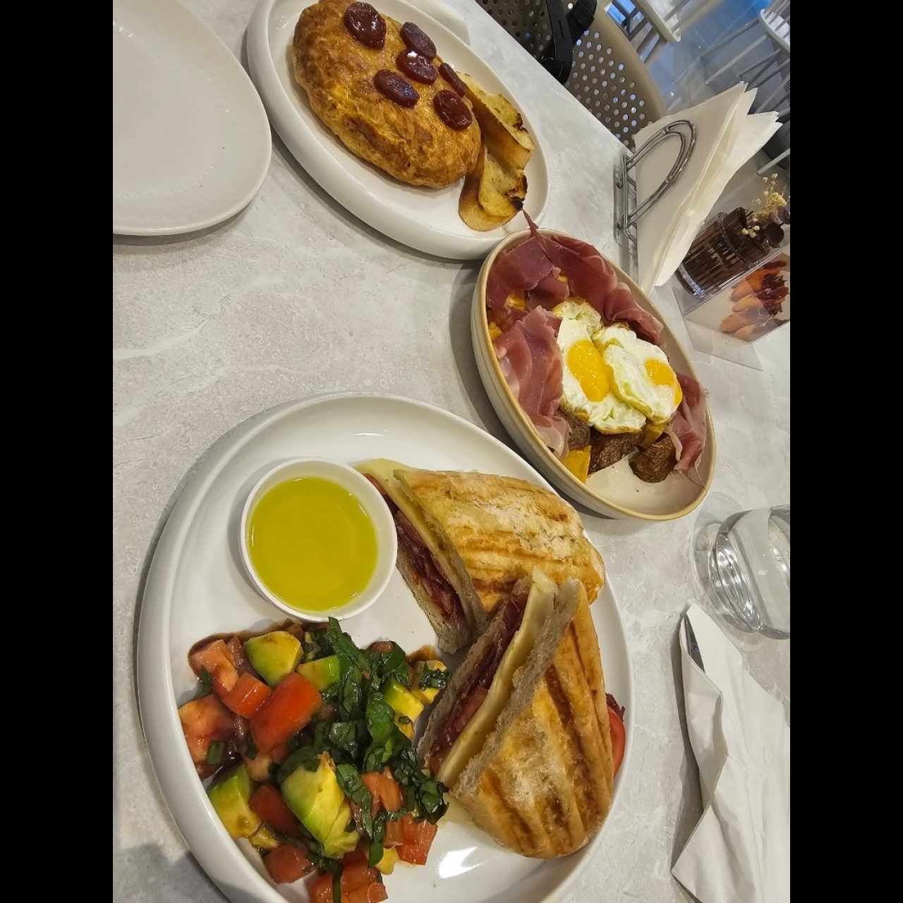 Tortilla española, huevos rotos y bocadillo de lomo
