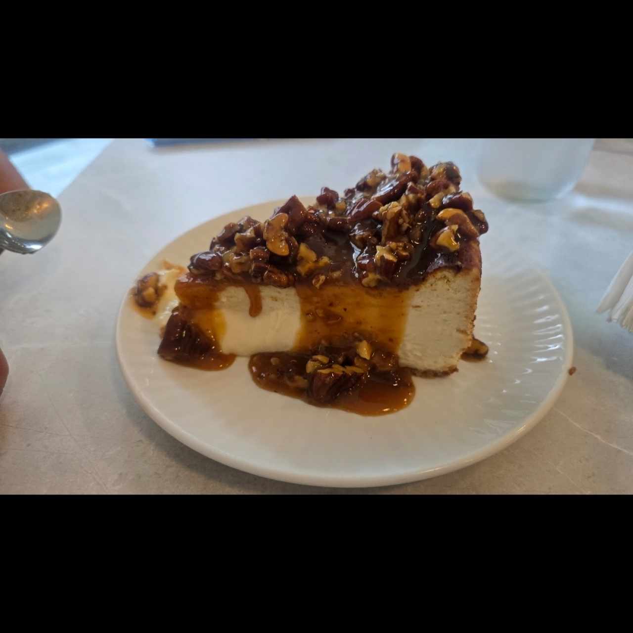 Porción tarta clásica con topping de caramelo y pecans