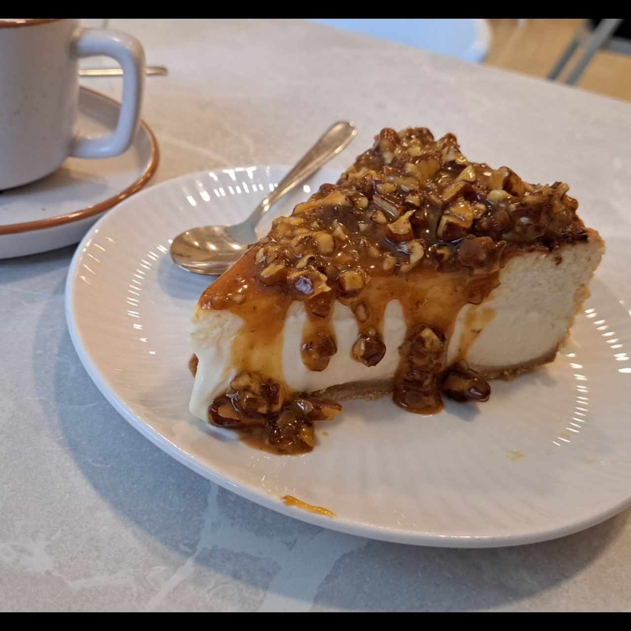 Porción con topping de caramelo salado y pecanas