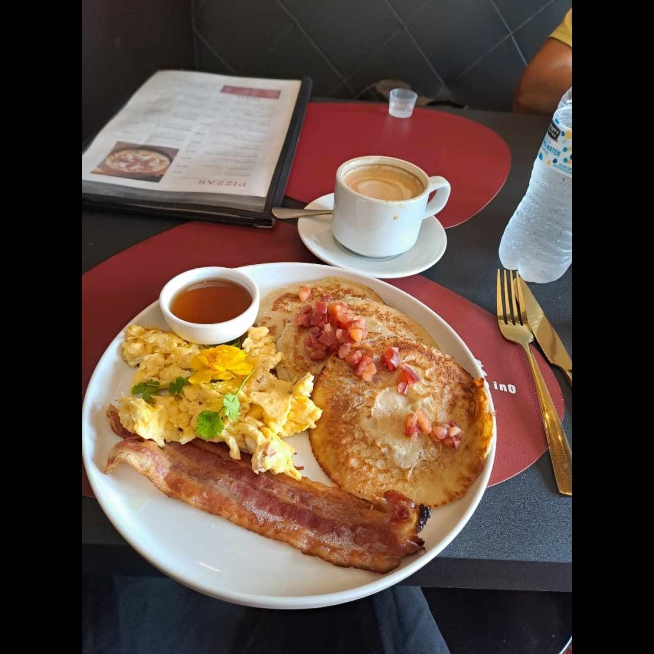 Apple Pancake Breakfast con Capuchino. 