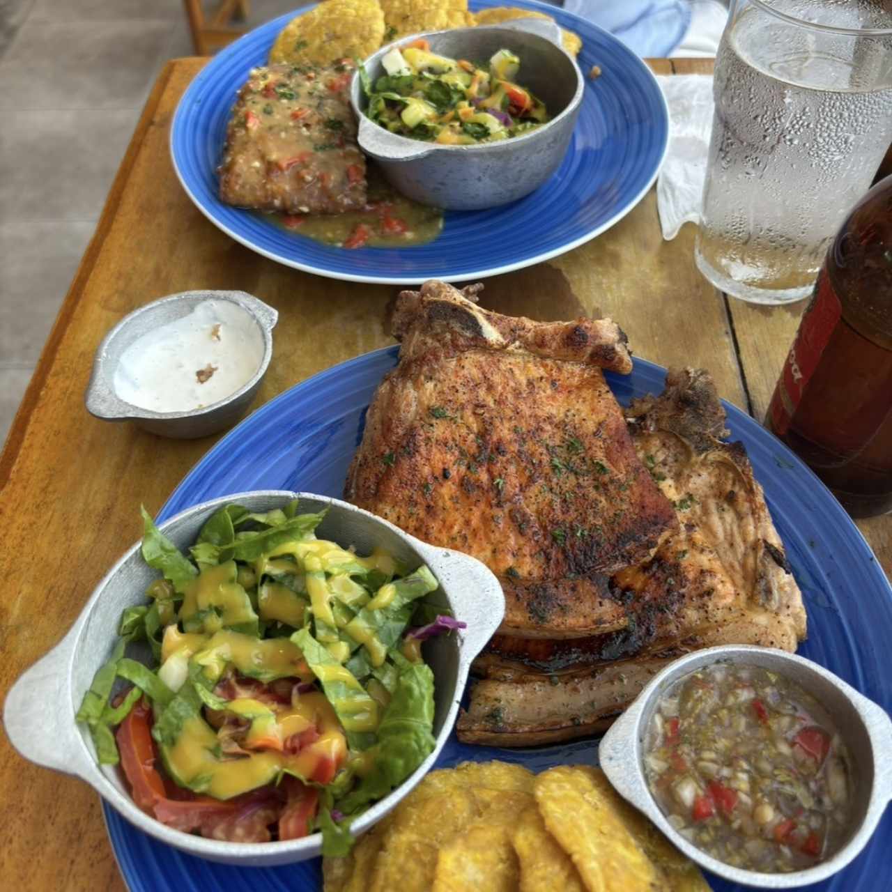 Corvina al ajillo y chuleta 