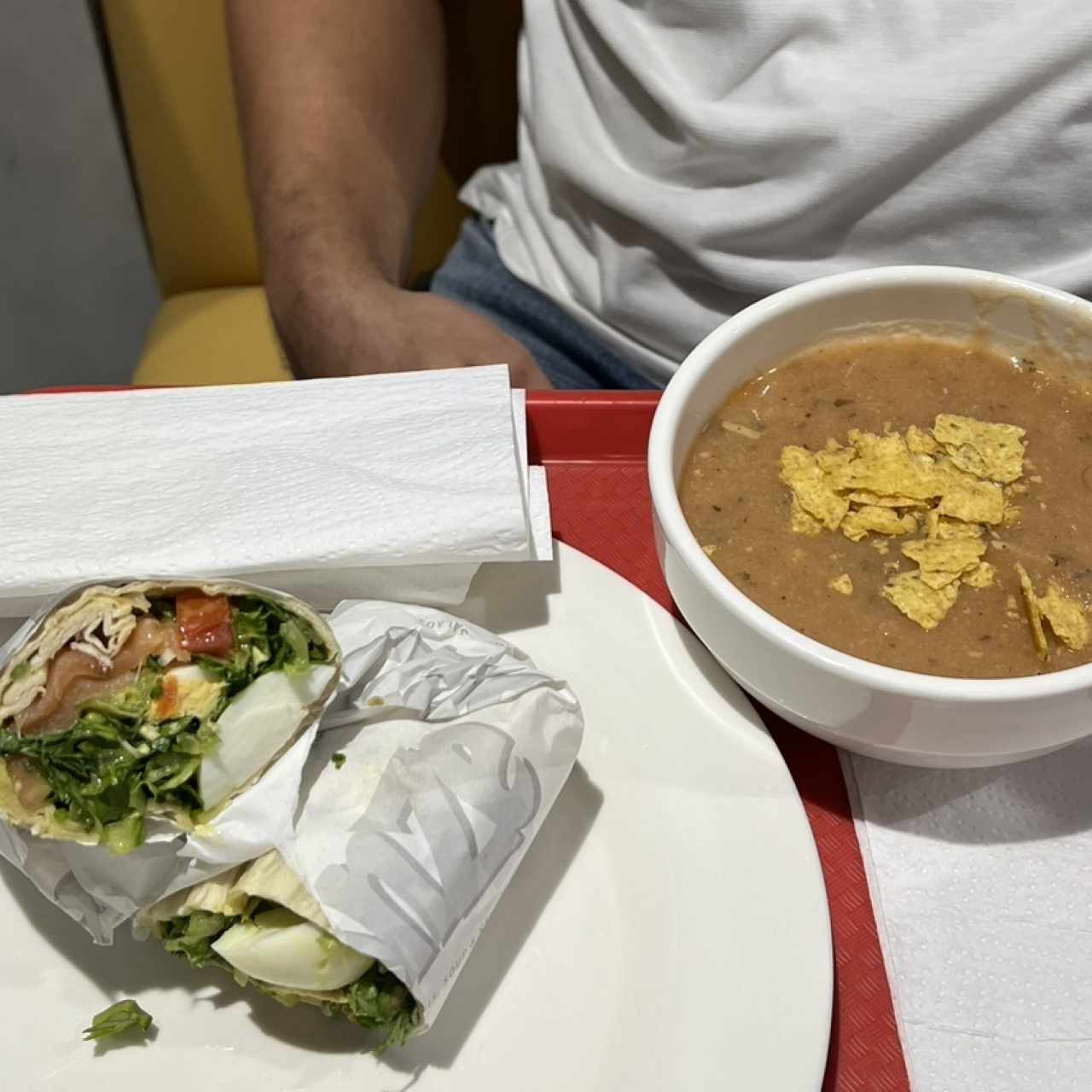 Wrap de salmon y sopa yucateca