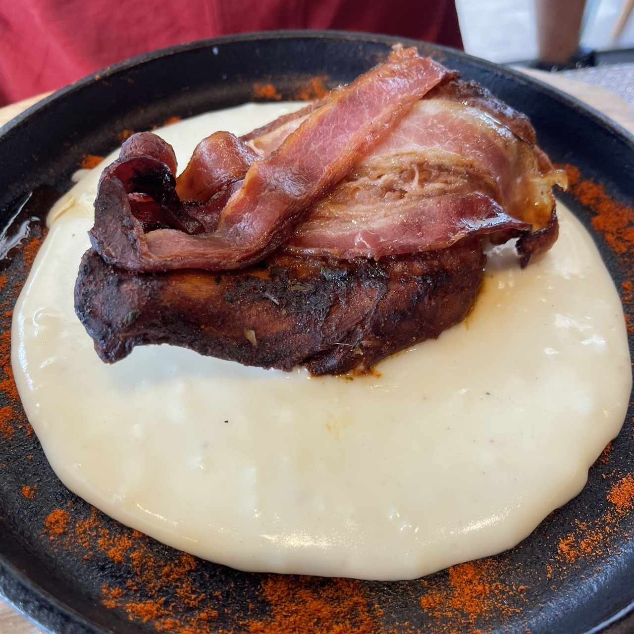 Pollo con tocino y crema