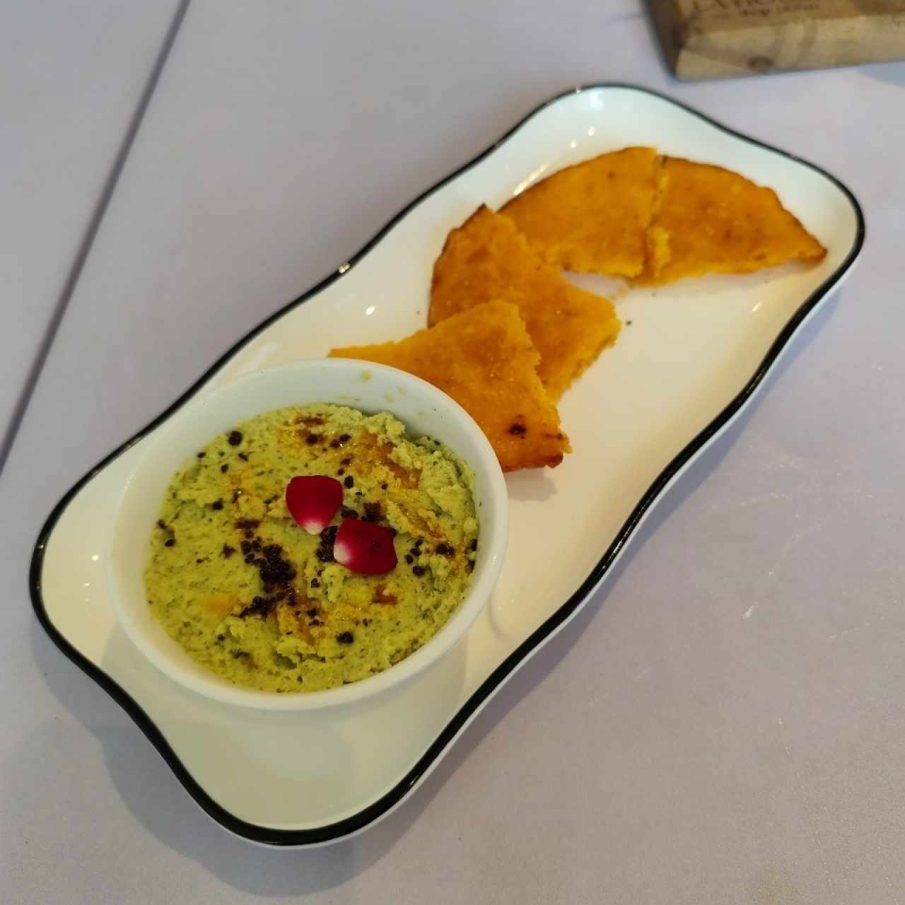 Humus con tortilla de maiz