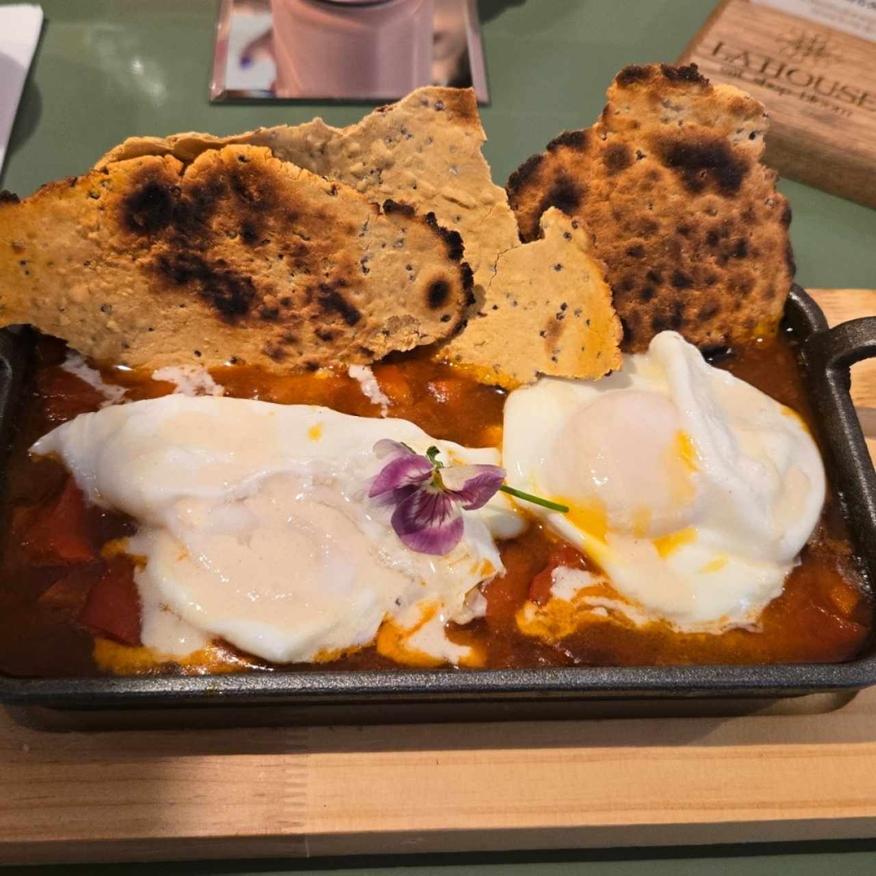 Huevos Shakshuka- Menu Brunch - Chakras 