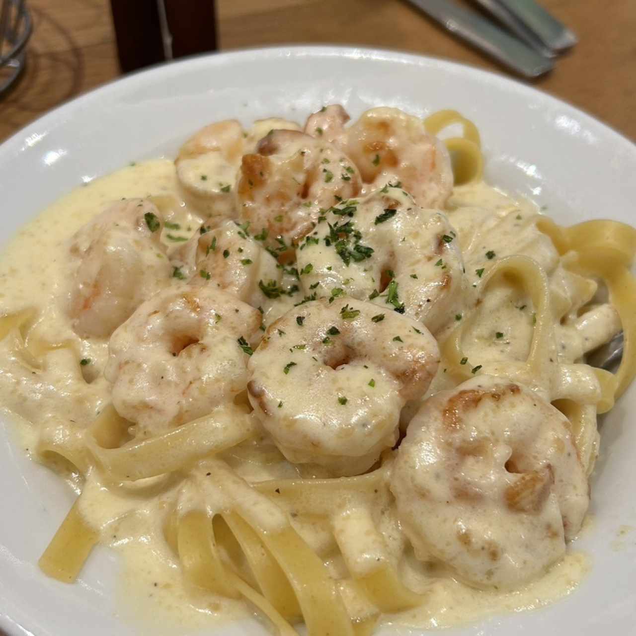 Fetuccini en salsa alfredo con camarones