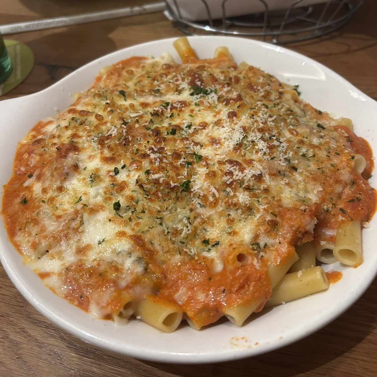 Pasta con pollo apanado.
