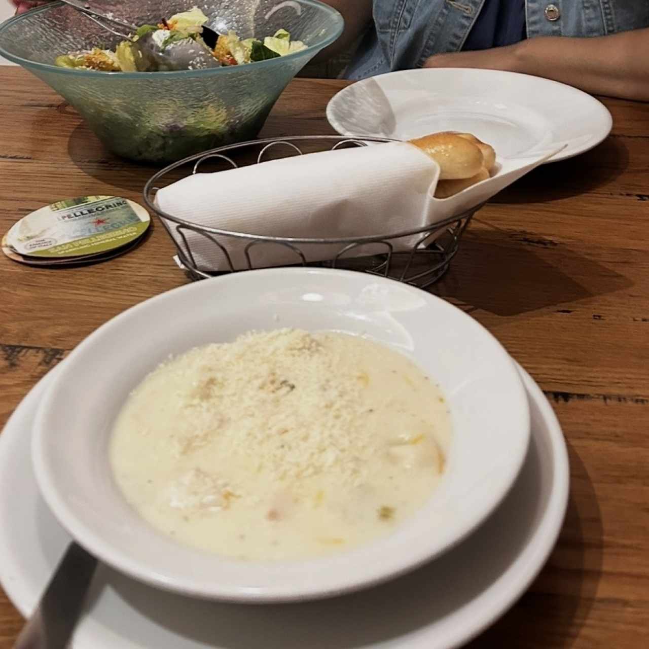 sopa de pollo con ñoquis. 