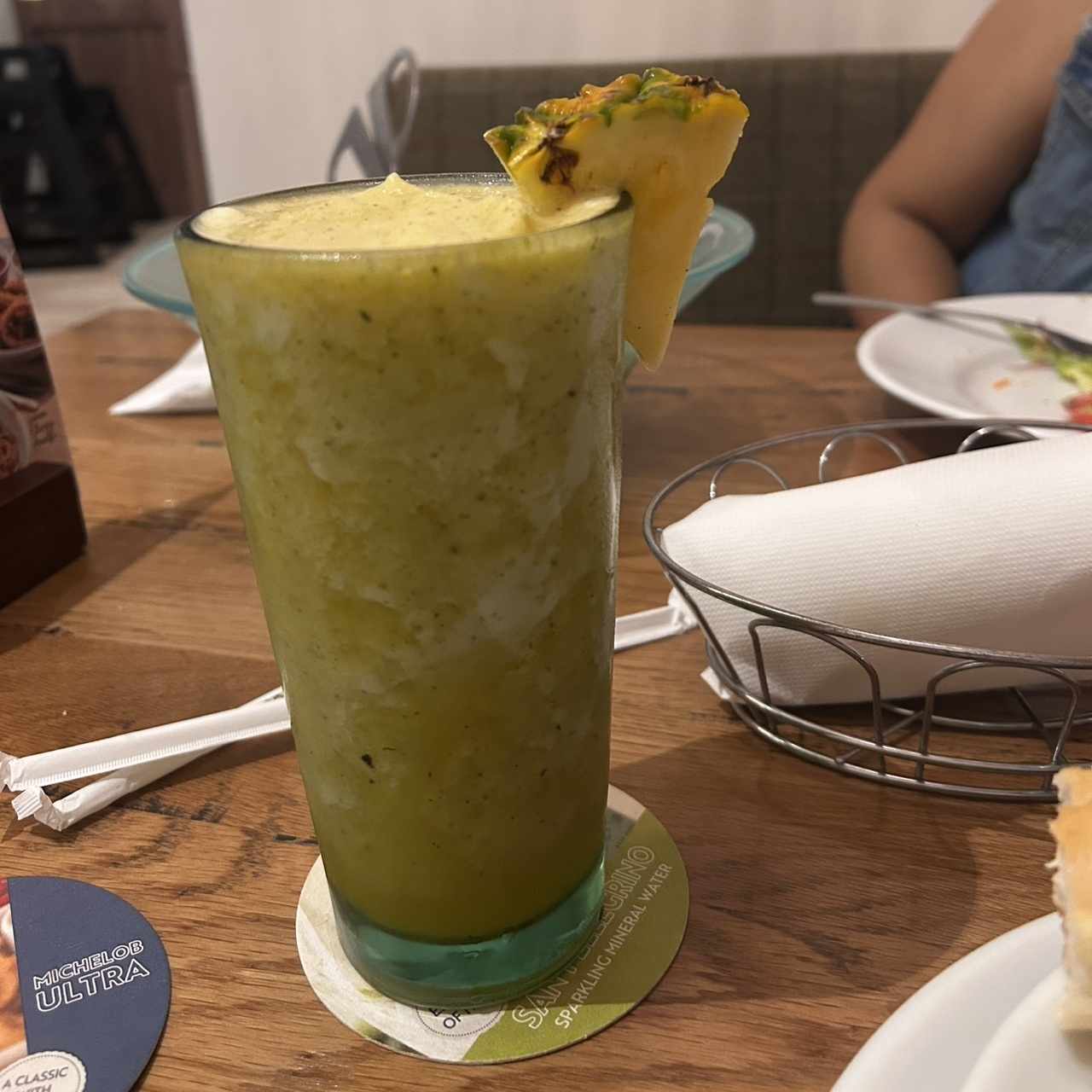 Bebida de maracuyá con hierbabuena 