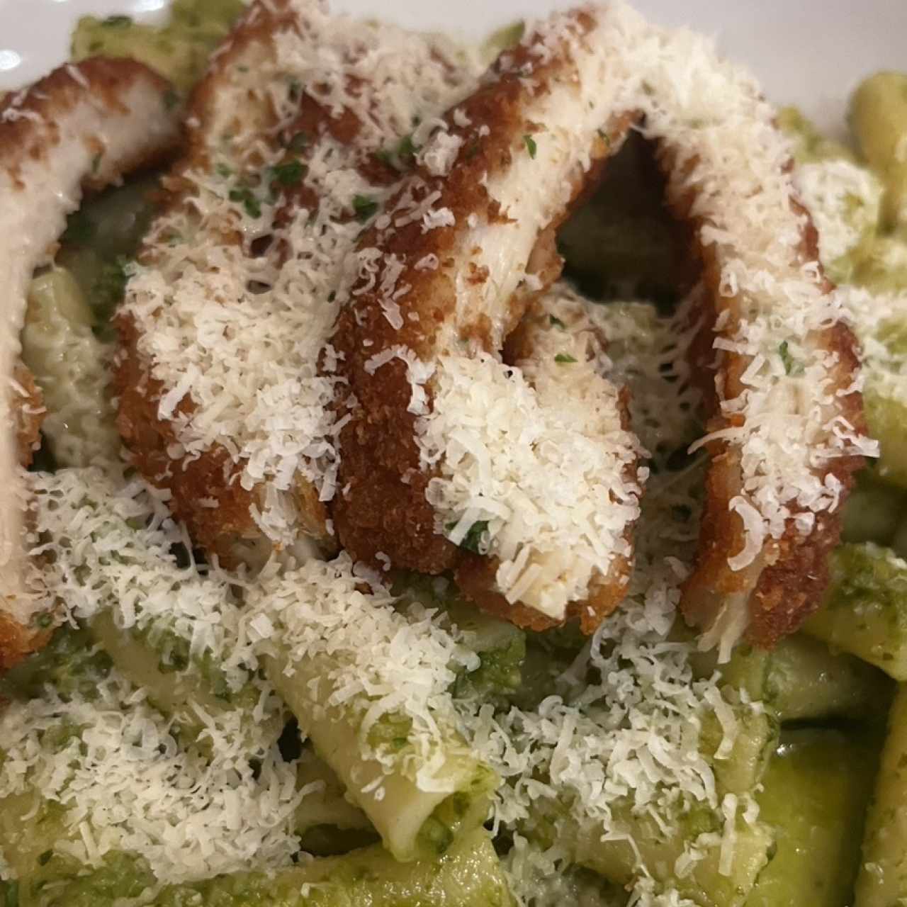 Ziti en salsa pesto con crunchy chicken 