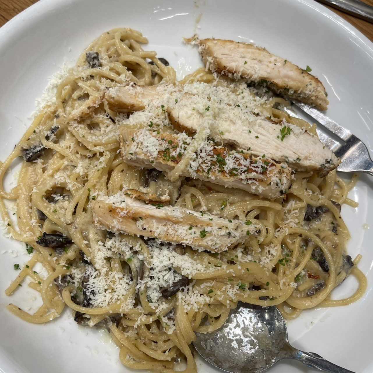 Spaghetti con Salsa de Hongos y Pollo
