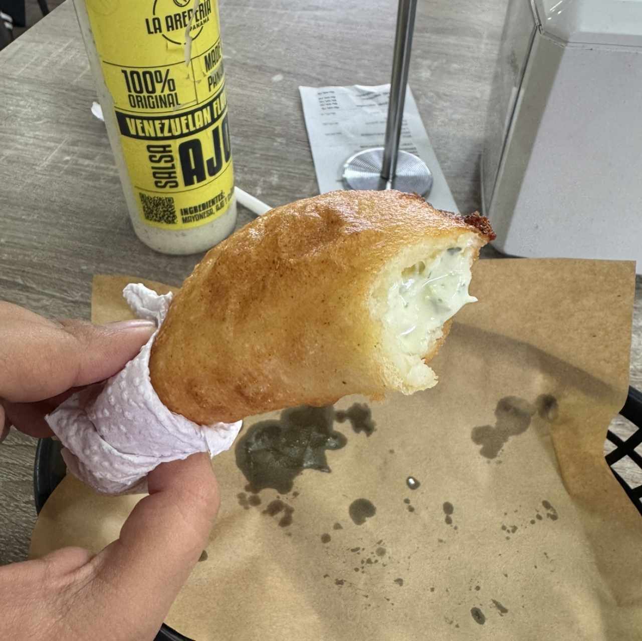 Empanada de queso llanero con salsa de ajo 