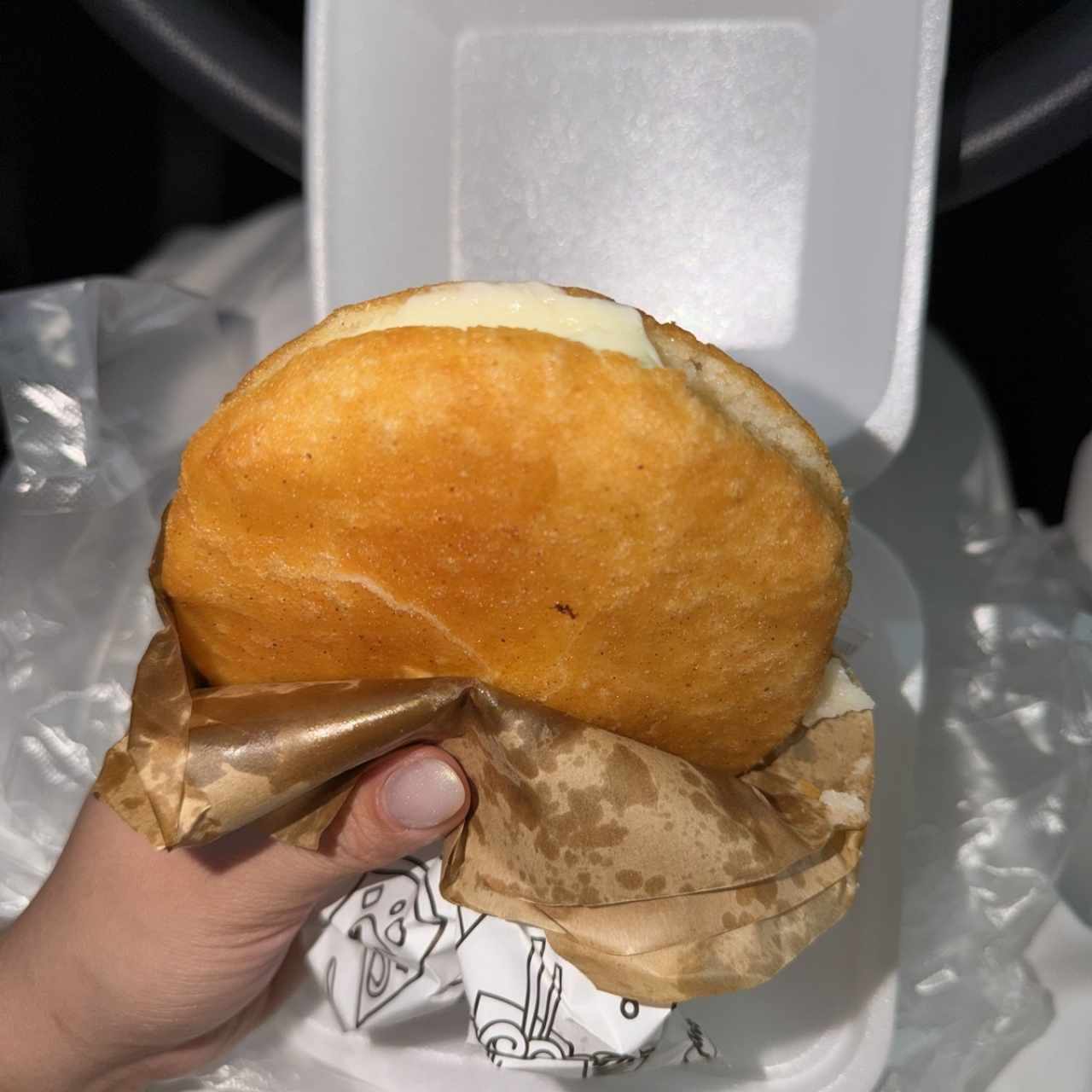 Arepa frita con queso de mano