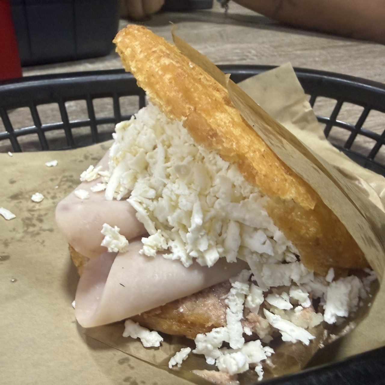 Arepa colegiala en masa de chicharrón