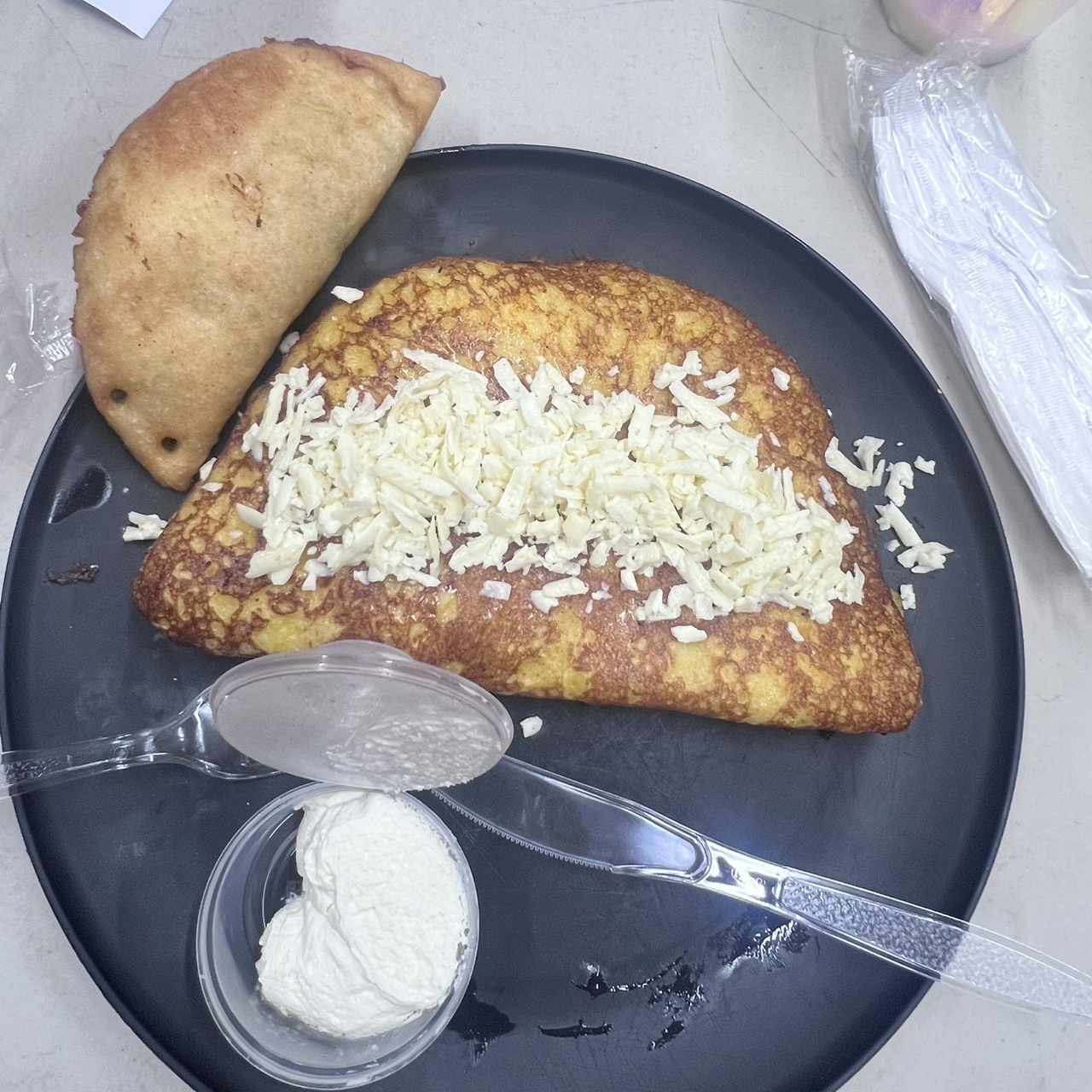 Cachapa con queso de mano y empanada dominó