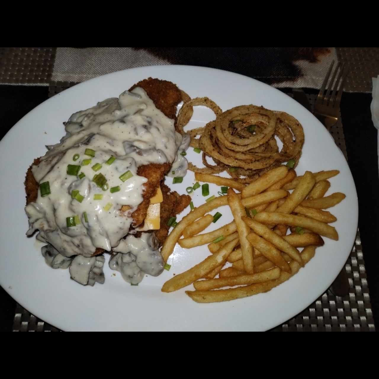 SCHNITZEL CON CHEDDAMELT PILA