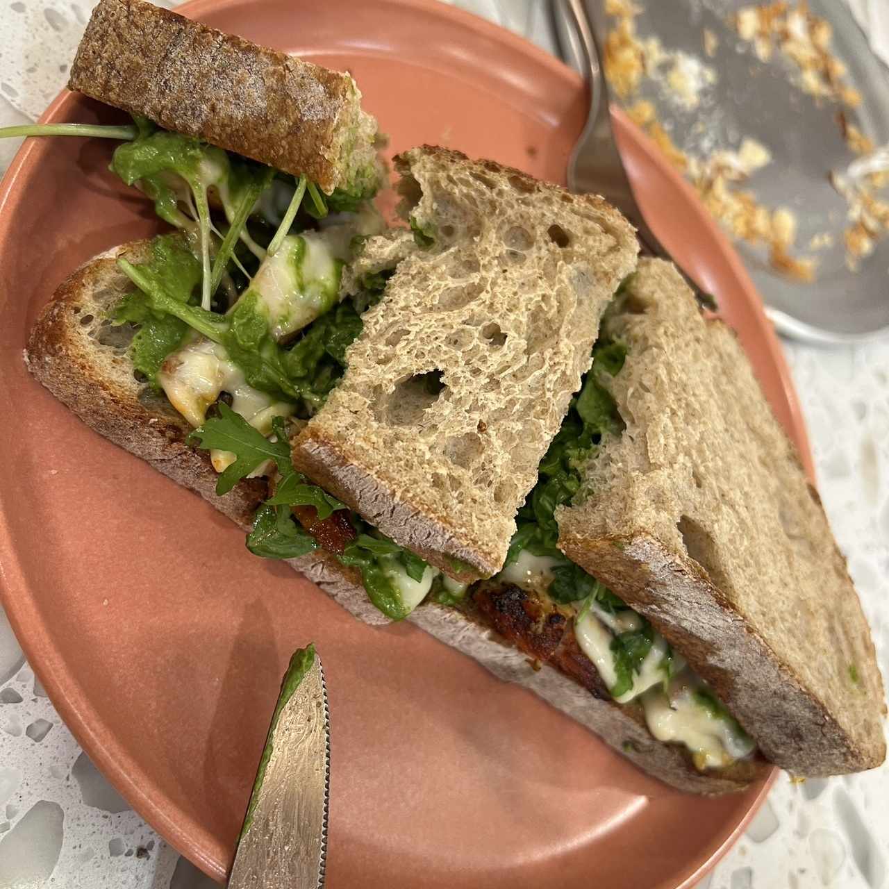 Sandwich pollo al pesto