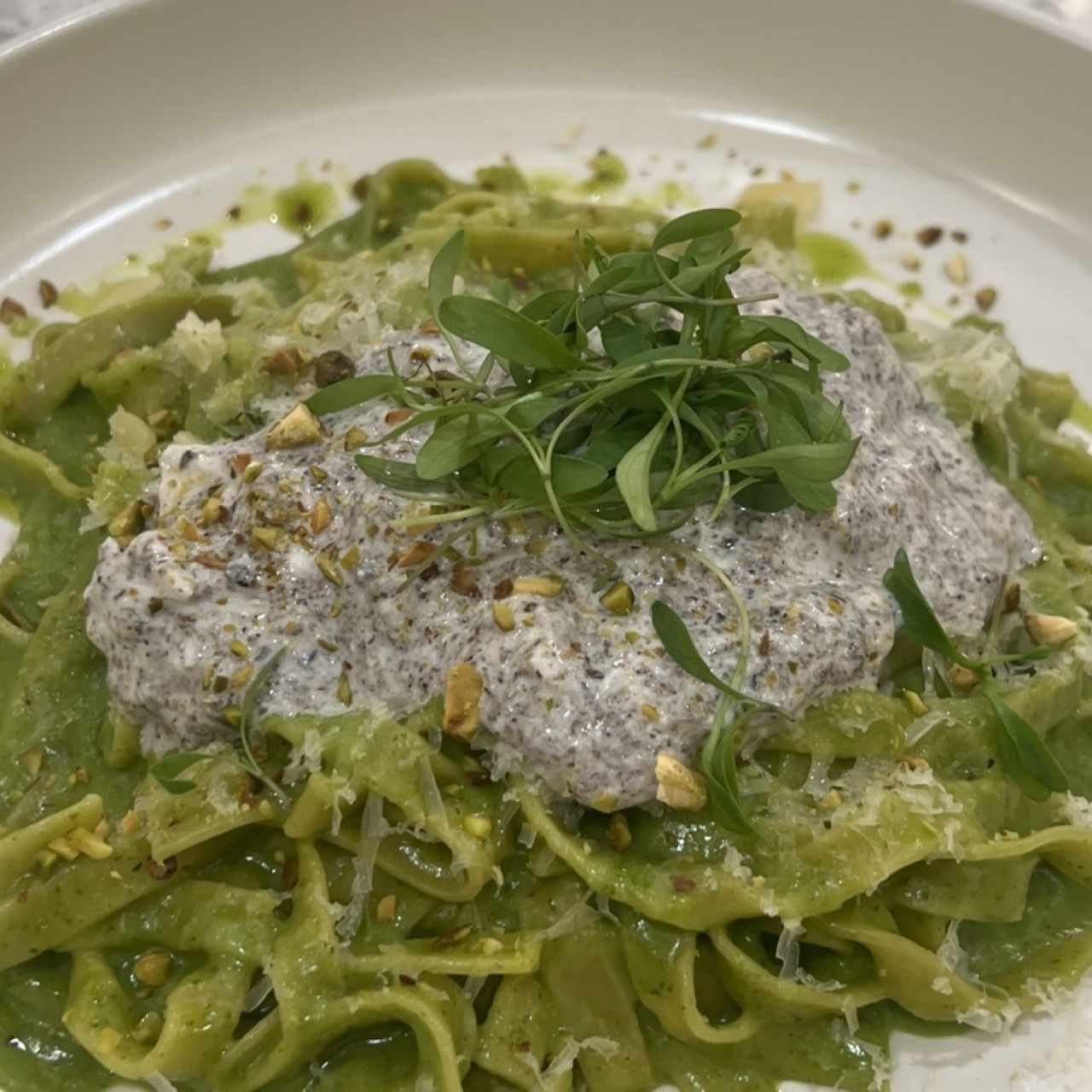 Spaghetti al pesto y stracciatella trufada